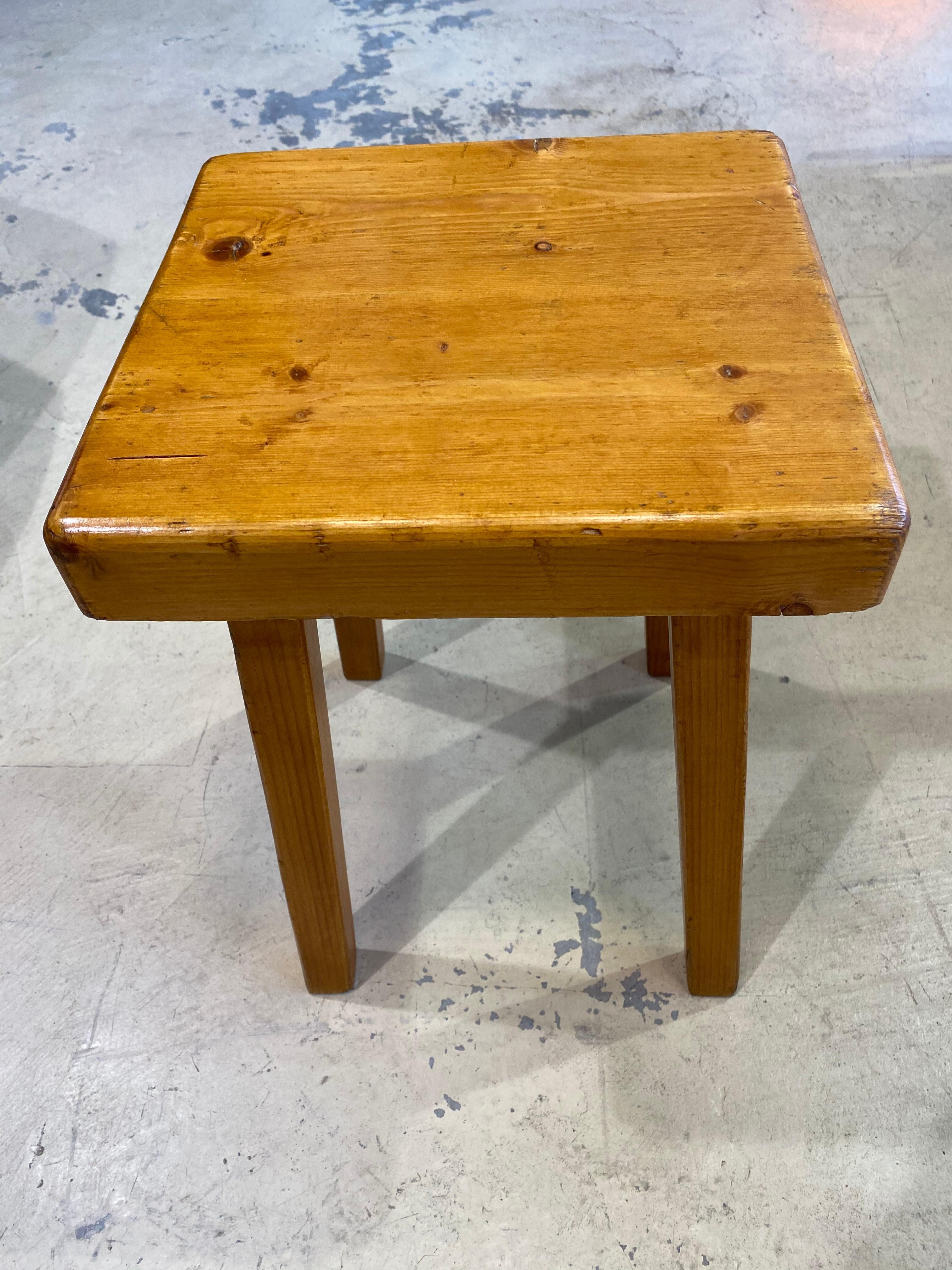 Charlotte Perriand
Rare pair of stools with square seat and quadripod base
Coming from the residence l'Aiguille Grive
The bows,
circa 1969
Measures: H 45 x D 30 x W 30
Bibliography: page 330, volume 4 , the complete work by Jacques Barac
5900