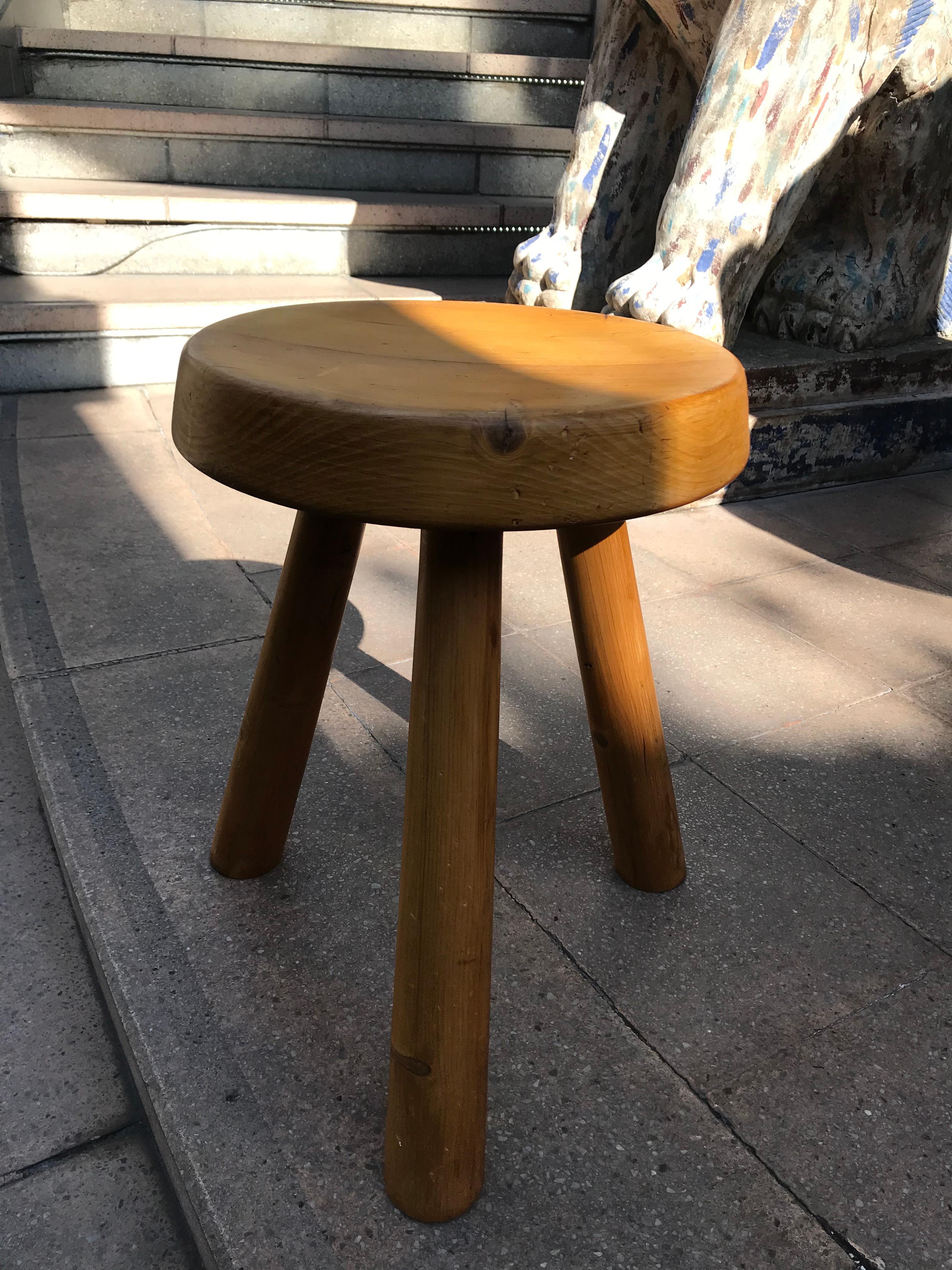 Stool
By Charlotte Perriand
Said hammer feet
From Les Arcs 1600
Measure: 46 x 33 cms
Very nice state
5900 euros each
2 available.