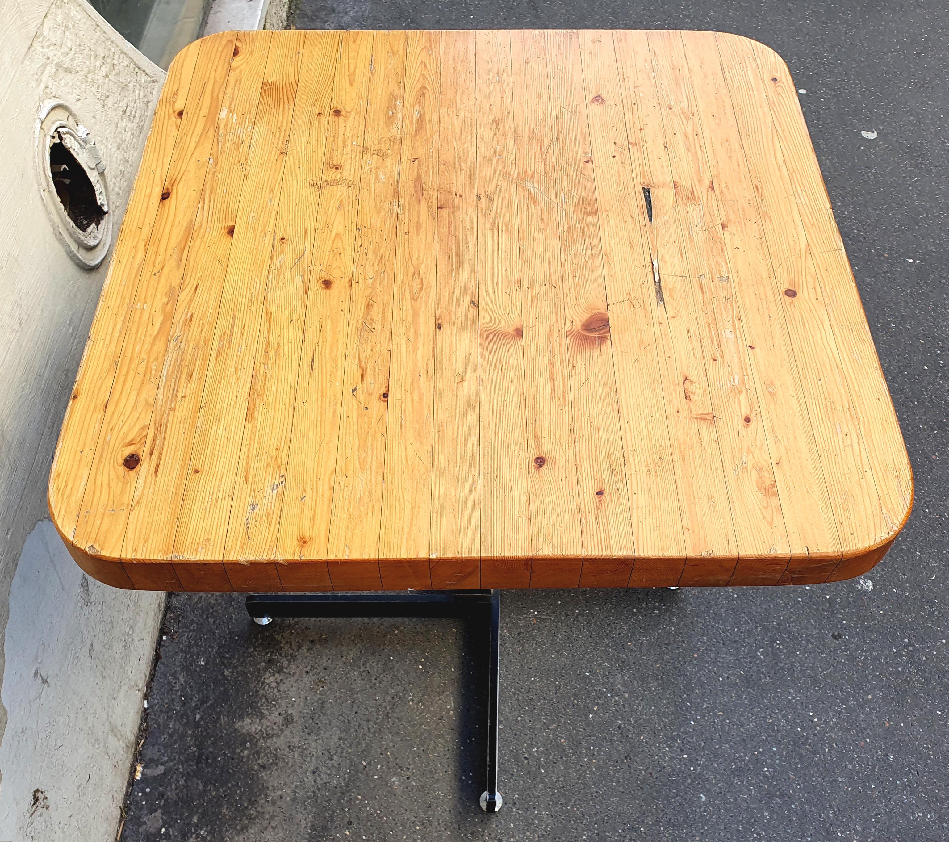 Charlotte Perriand
1960s
Square table
This small square table is in excellent condition. It consists of a pine wood top and a black lacquered metal base.

Measures: 70 x 70 H 67 cm
Table top in pine wood, metal base.
Les Arcs
Nice condition!