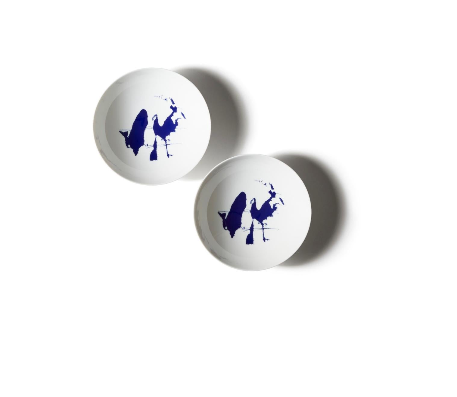 Juego de dos Charlotte Prerriand  Placas Deep Neige Para Cassina

La exclusividad de una vajilla de porcelana decorada a mano, basada en influencias antiguas filtradas a través de la sensibilidad moderna de un extraordinario pionero de la