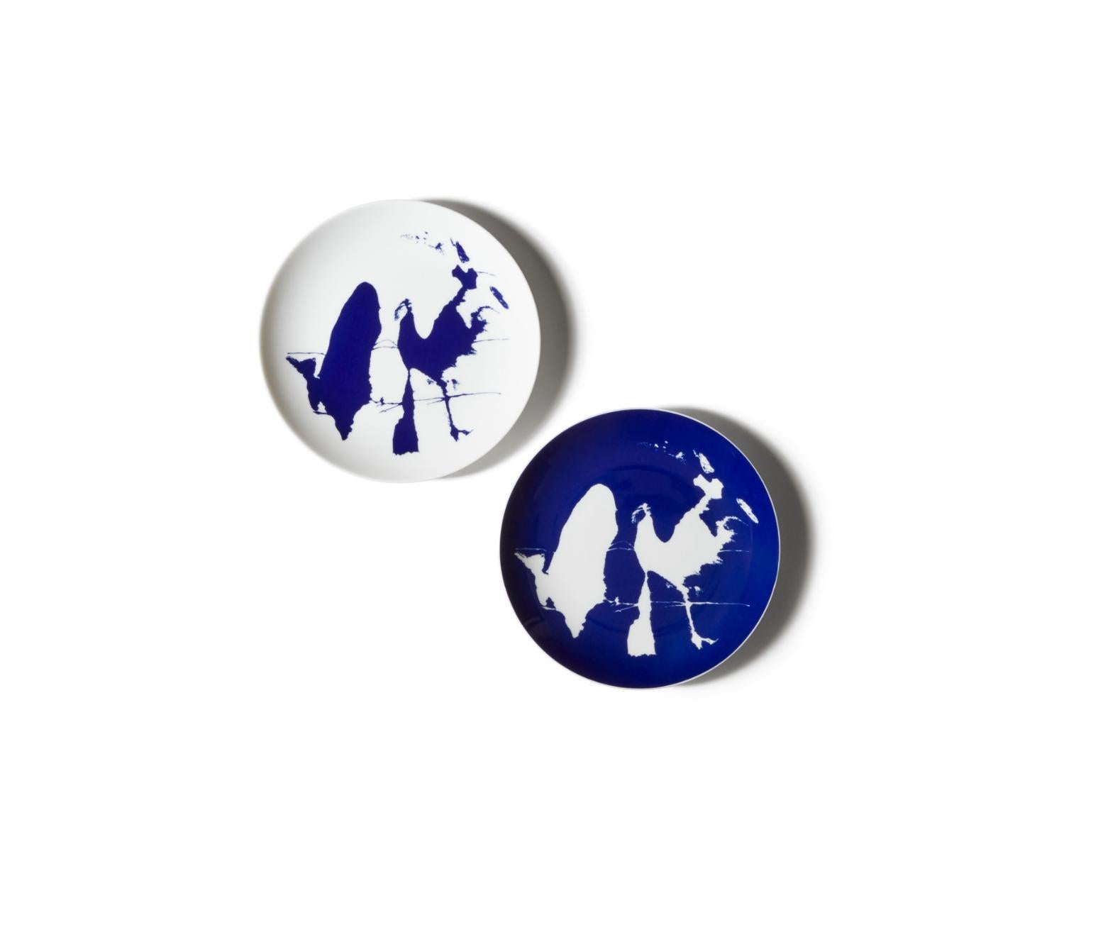 Charlotte Prerriand Set of Two Dessert Neige Plates For Cassina

The exclusivity of a hand-decorated porcelain dinnerware service, based on ancient influences filtered through the modern sensibilities of an extraordinary pioneer of