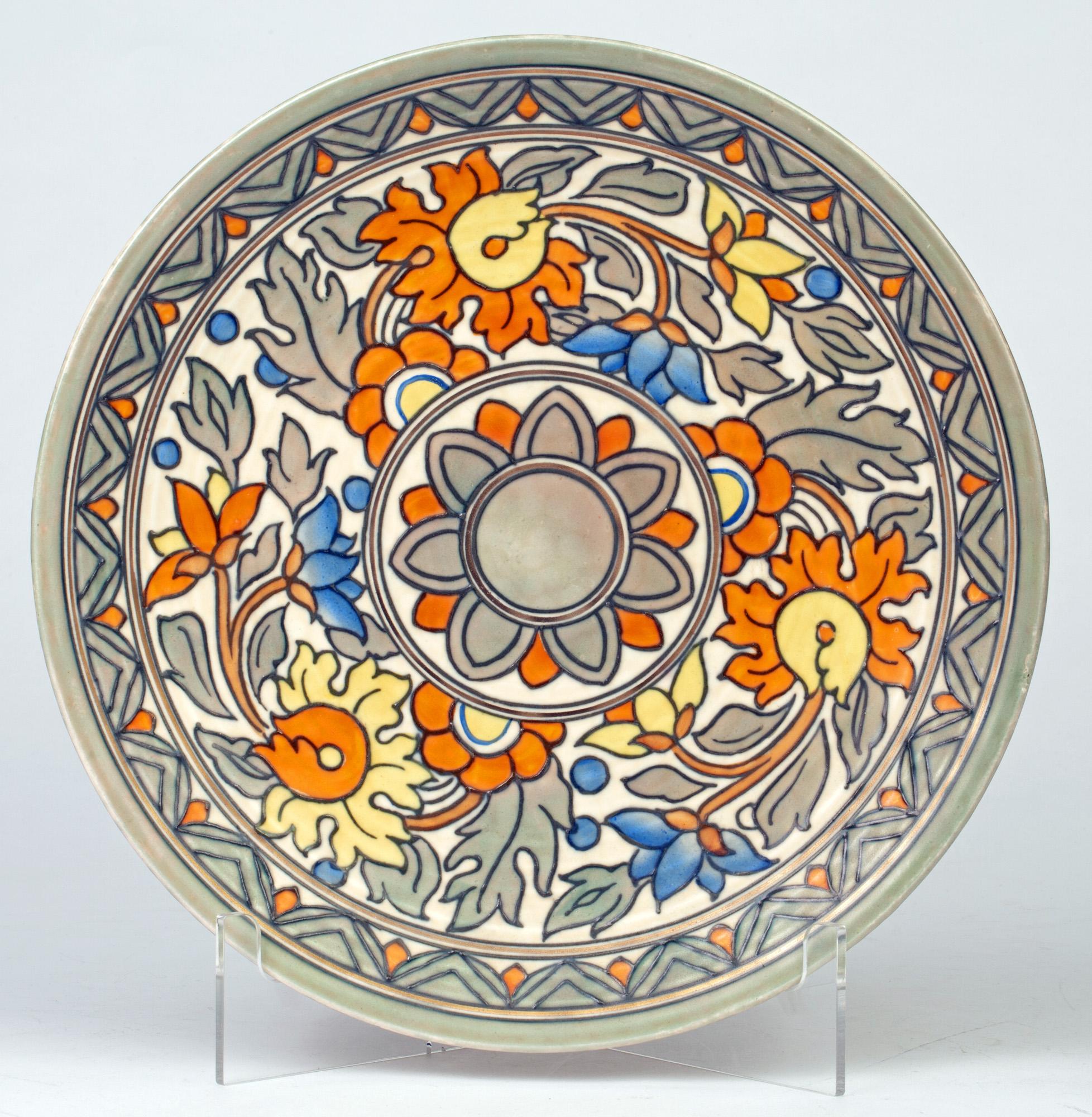 Charlotte Rhead Art Deco Crown Ducal Floral Tubelined Art Pottery Charger In Good Condition For Sale In Bishop's Stortford, Hertfordshire
