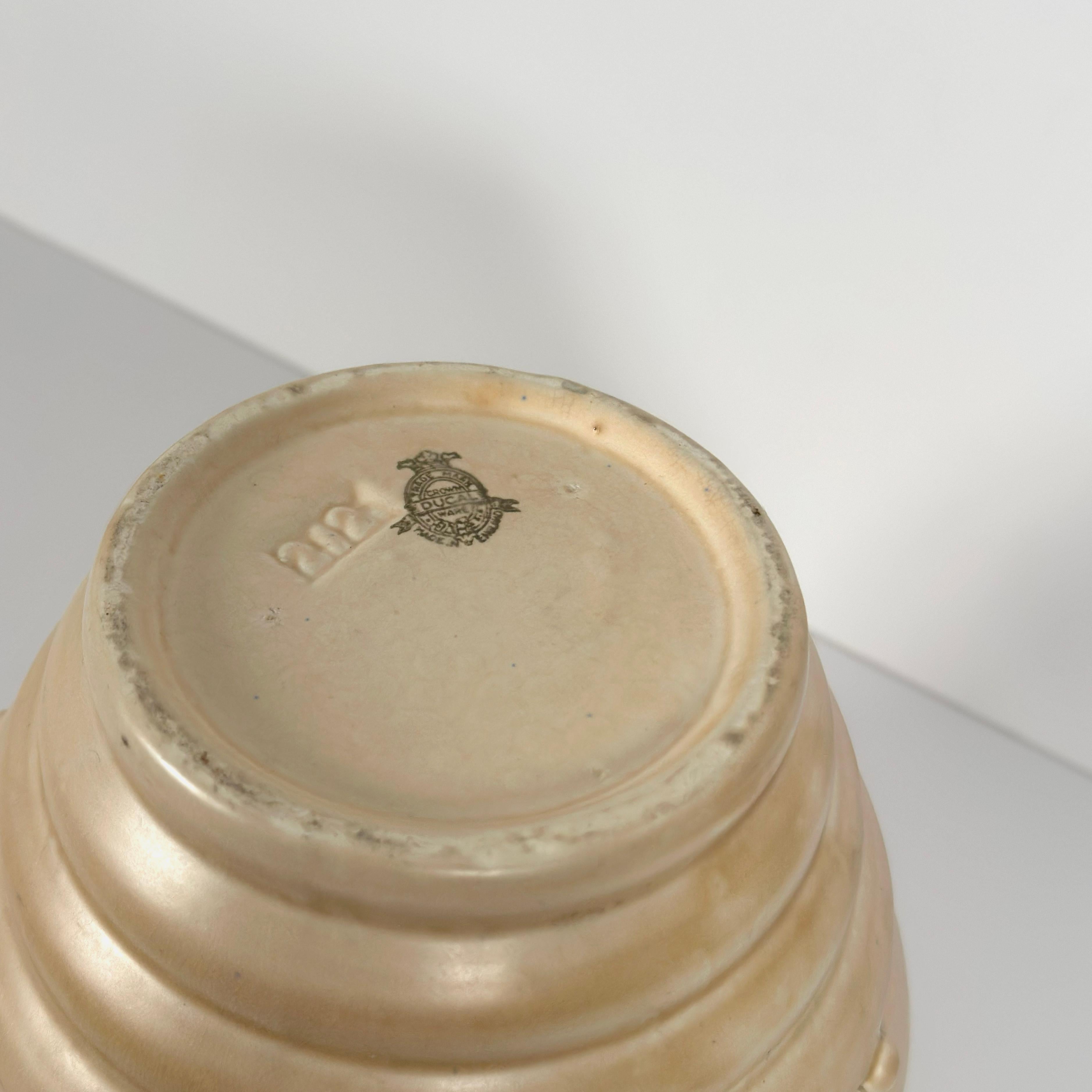 Metà XX secolo Vaso Art Deco di Charlotte Rhead per Crown Ducal, Inghilterra, 1930 ca. in vendita