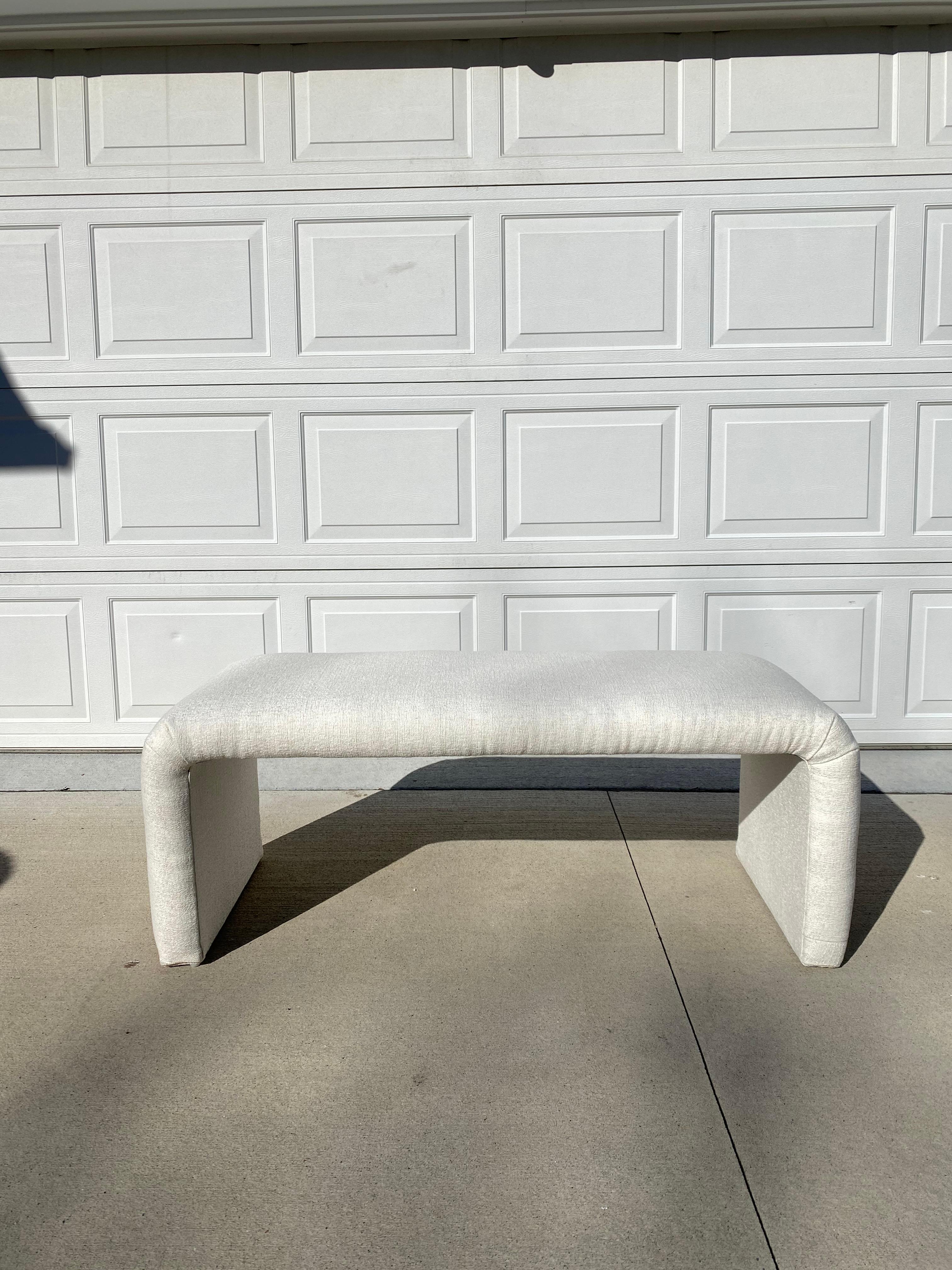 Porta un po' di raffinatezza in ogni stanza con la nostra panca a cascata Charlotte, in un bellissimo tessuto bouclé bianco. Sono realizzati a mano dalla nostra tappezzeria di Medina, Ohio, e sono composti da materiali di altissima qualità. 

I