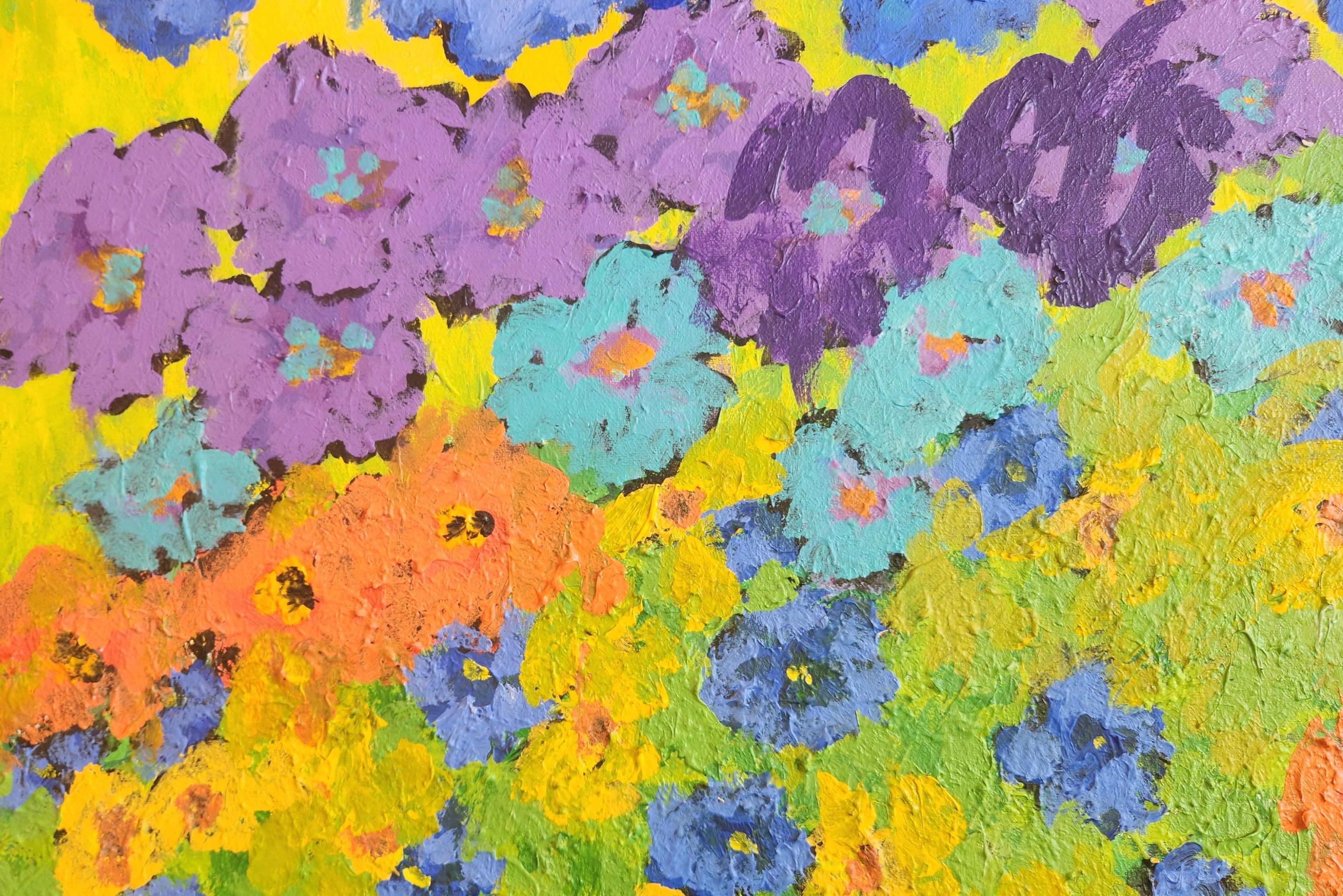 Questo dipinto in acrilico mostra una meravigliosa varietà di fiori dai colori vivaci davanti a uno splendido sfondo blu e giallo. I fiori hanno colori che vanno dai rossi vivaci, ai verdi, agli arancioni e ai gialli, fino ai blu profondi e ai