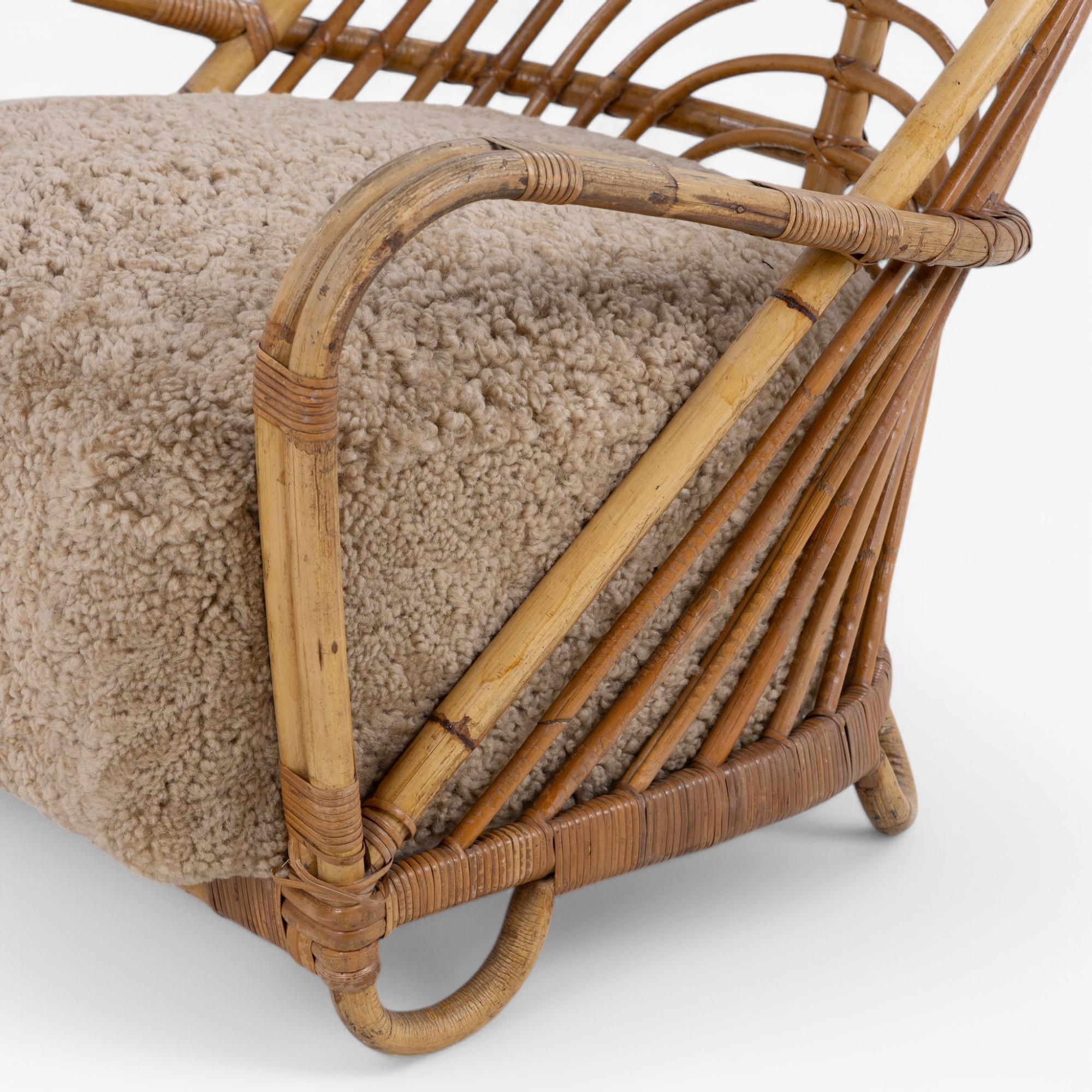Lambskin Charlottenborg lounge chair in bamboo by Arne Jacobsen