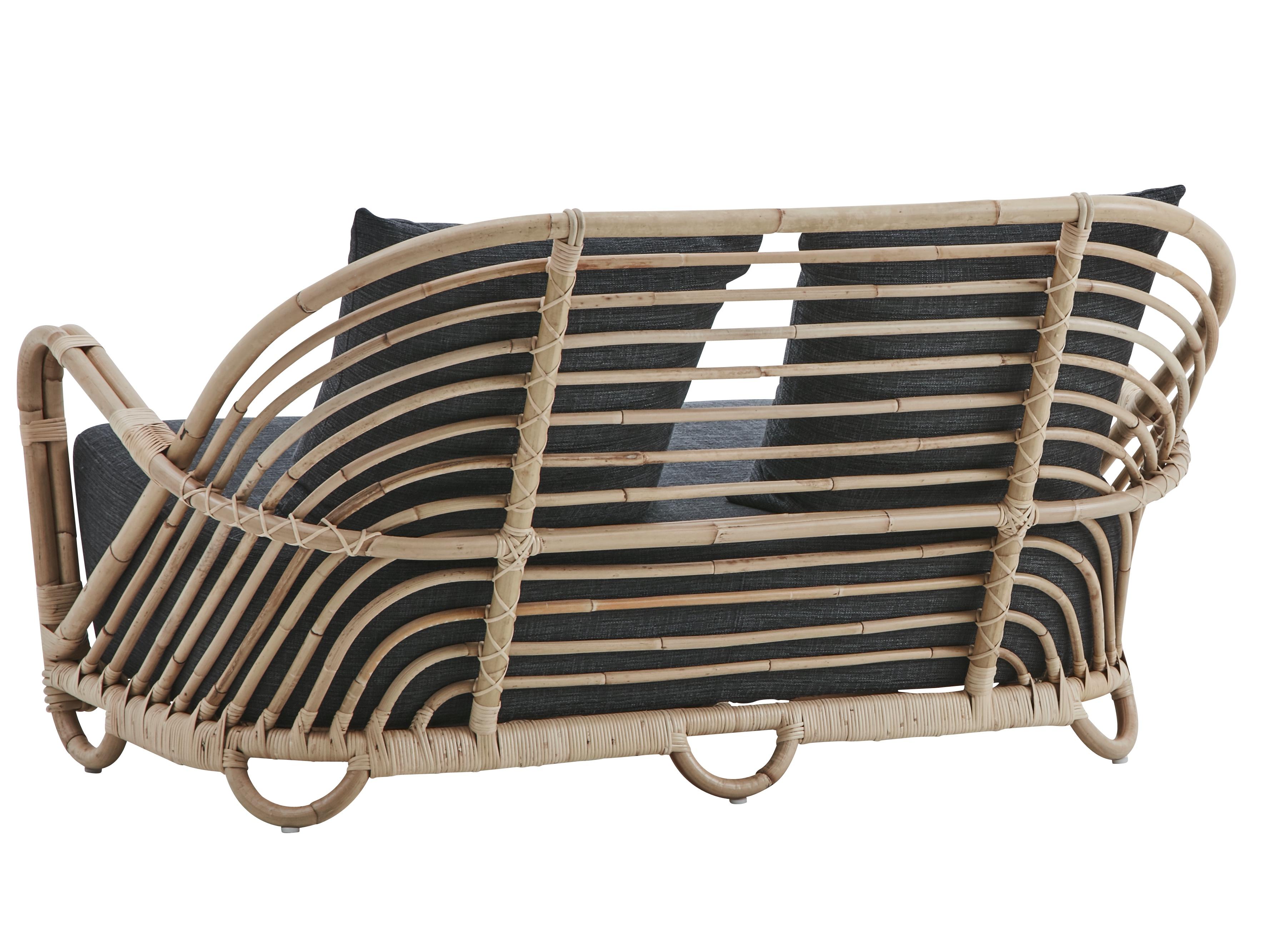 Charlottenborg Lounge-Sofa. 2 Sitze, von Arne Jacobsen. Neue Ausgabe. Die geschwungene Form, die später sehr charakteristisch für die vielen berühmten Stühle von Arne Jacobsen wurde, ist in diesem sehr frühen Möbelstück bereits angedeutet. Das