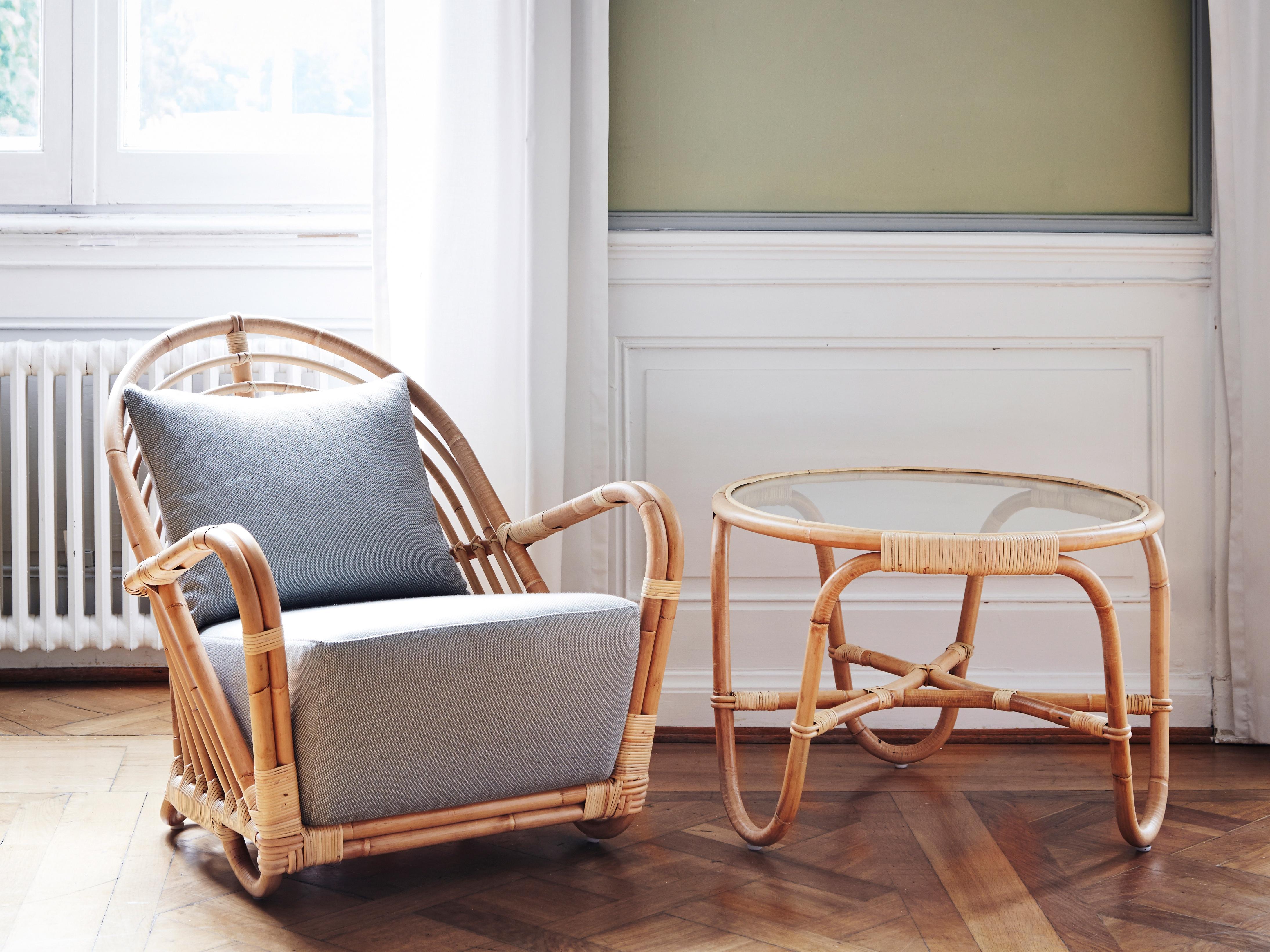 Charlottenborg side table. By Arne Jacobsen. New edition.
Created by Arne Jacobsen in 1936, to complete the lounge set consisting of a sofa and an armchair.
The Charlottenborg chair was one of Arne Jacobsen's favourite chairs. He furnished his