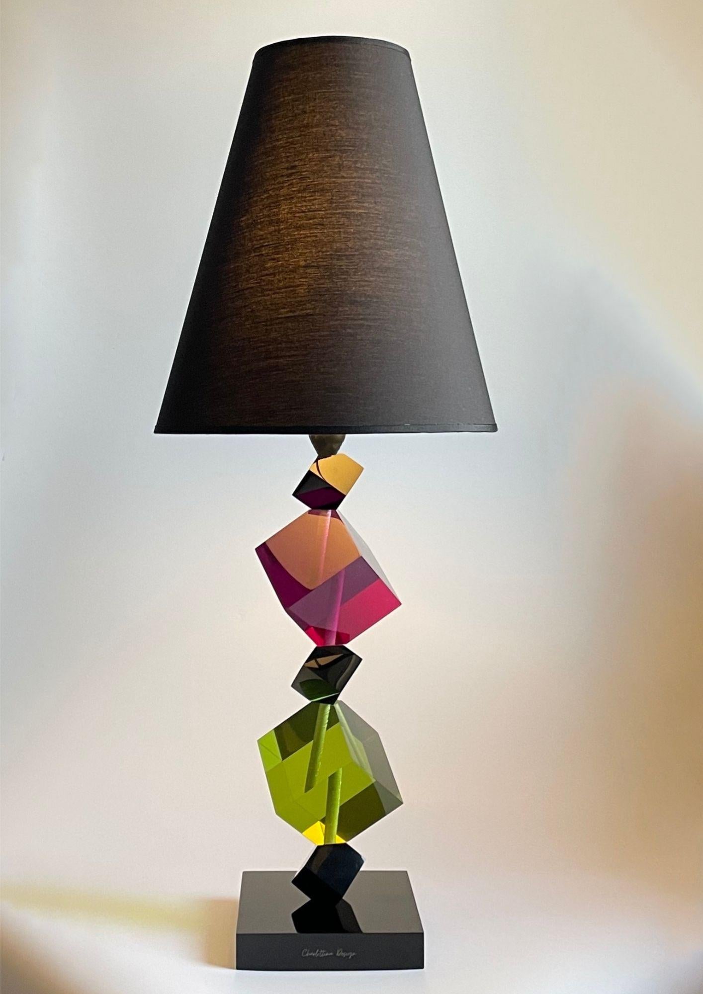 Charlottina Design è una lampada da terra elegante e versatile 100% italiana nel design e nella manifattura. Il modello SAKURA è prevalentemente in resina lavorata artigianalmente che con i suoi giochi di luce offre inedite suggestioni.
La