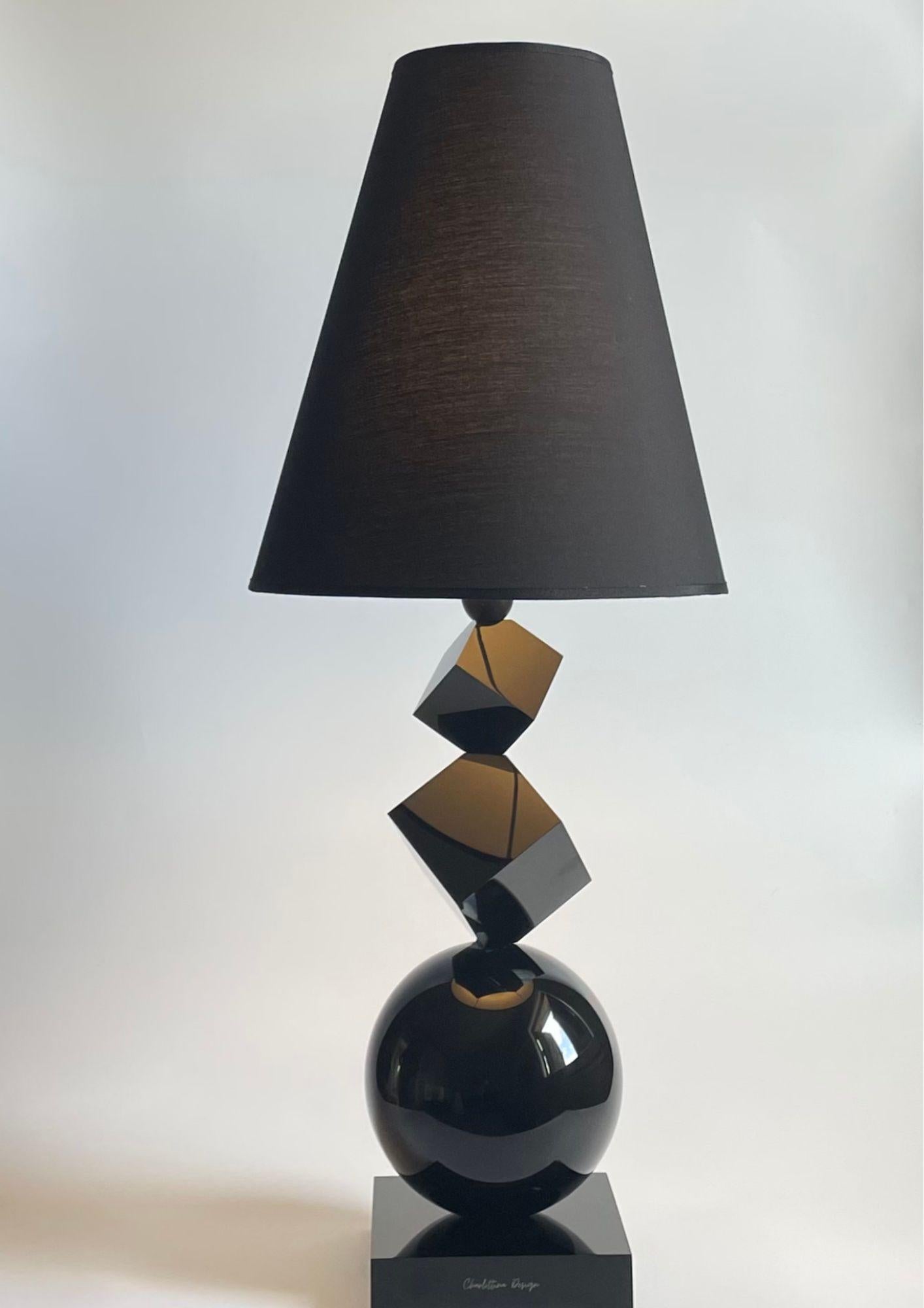 Charlottina Design/One est une lampe élégante, polyvalente, qui fait partie intégrante de votre maison. Le profil du modèle MIA stupéfie et affascine comme tous les Design/One qui, avec leurs jeux de lumière typiques de la résine lavée à l'ancienne,