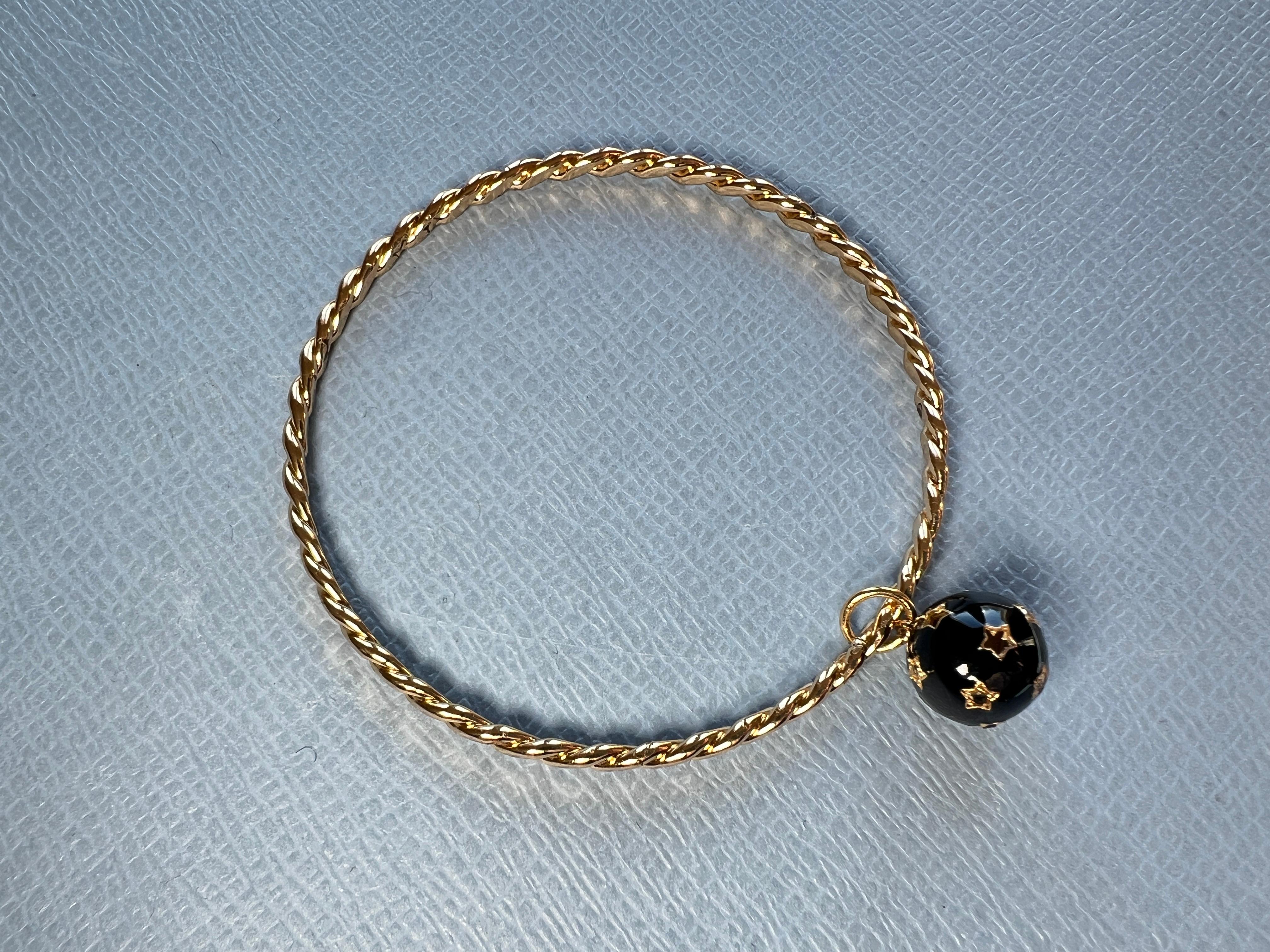 Charm Bangle Bracelet en émail noir recouvert de diamants en vente 1