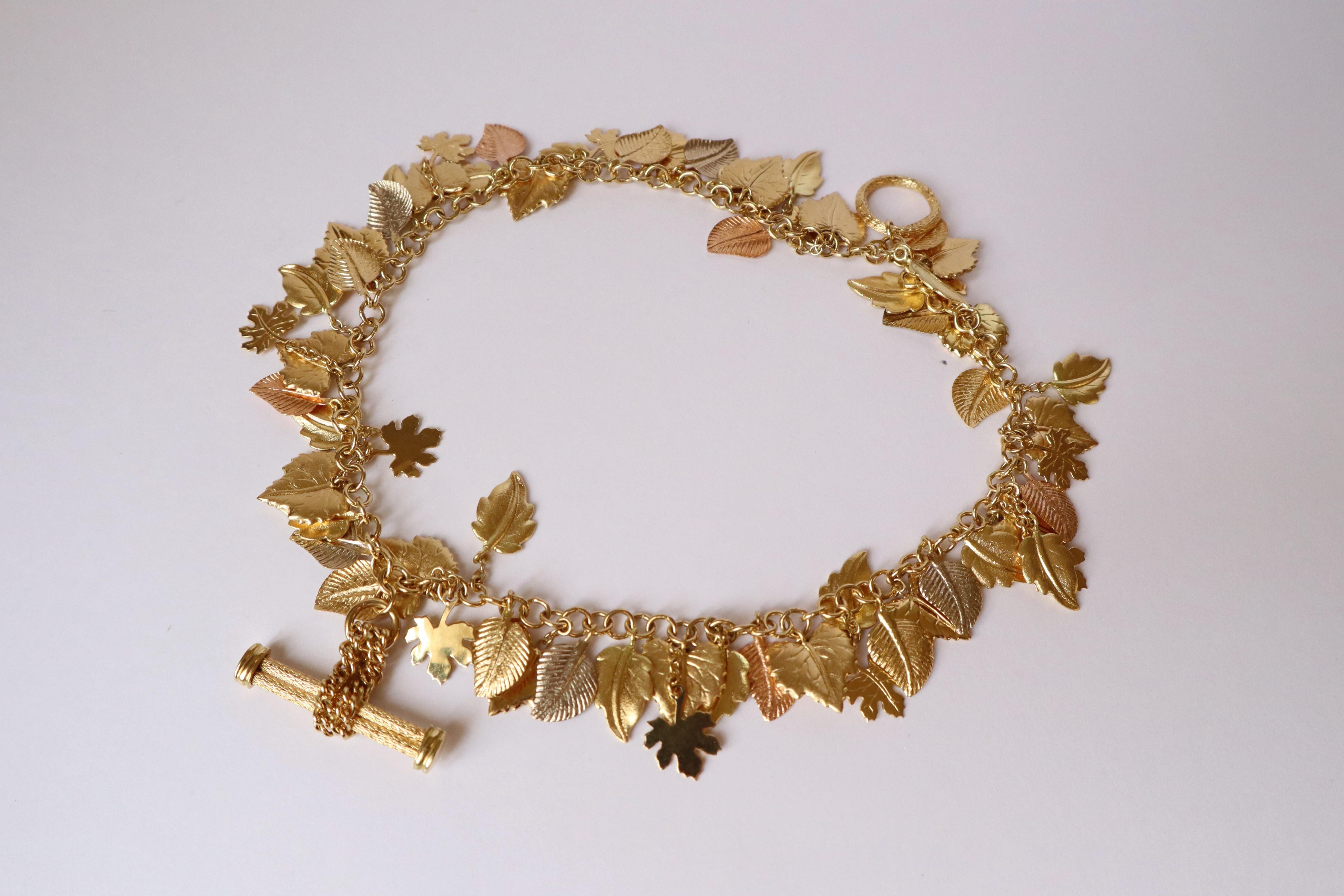 Charm Bracelet in 18 Karat in 3 Golds Leaves Pattern In Good Condition For Sale In Paris, FR