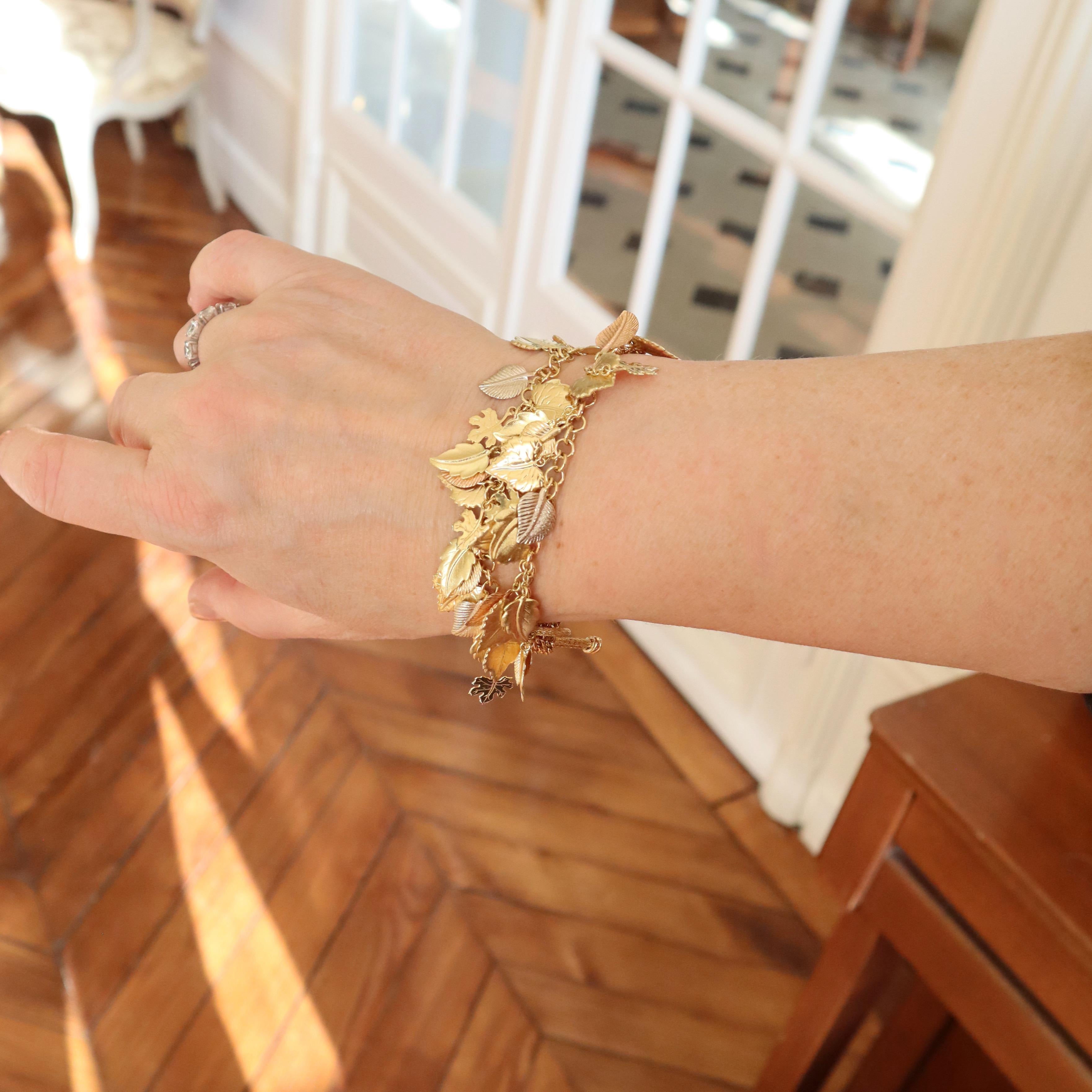 Charm-Armband aus 18 Karat in 3 Gold mit Blättern-Muster im Angebot 3