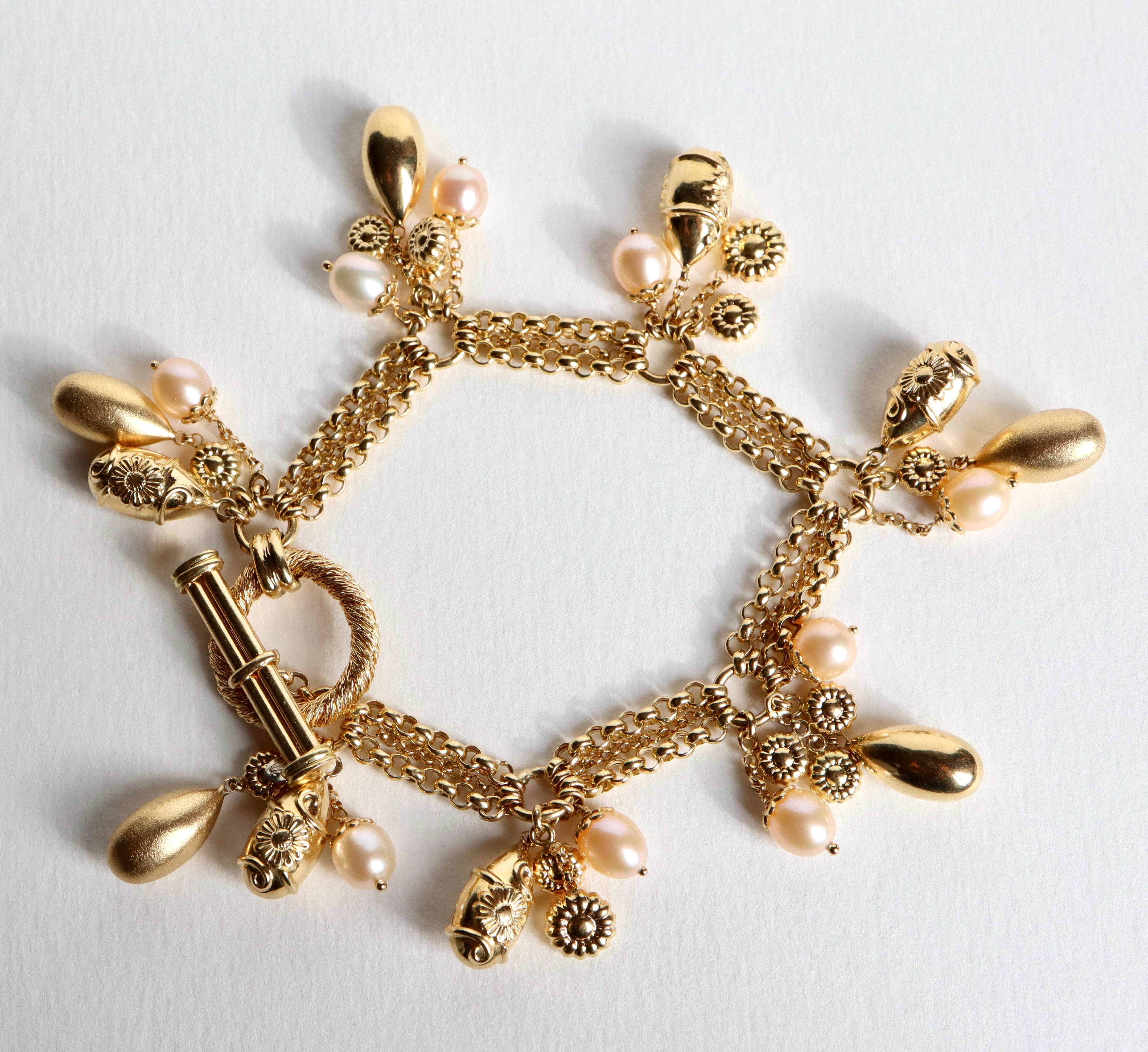 Taille boule Bracelet à breloques en or jaune 18k et perles en vente