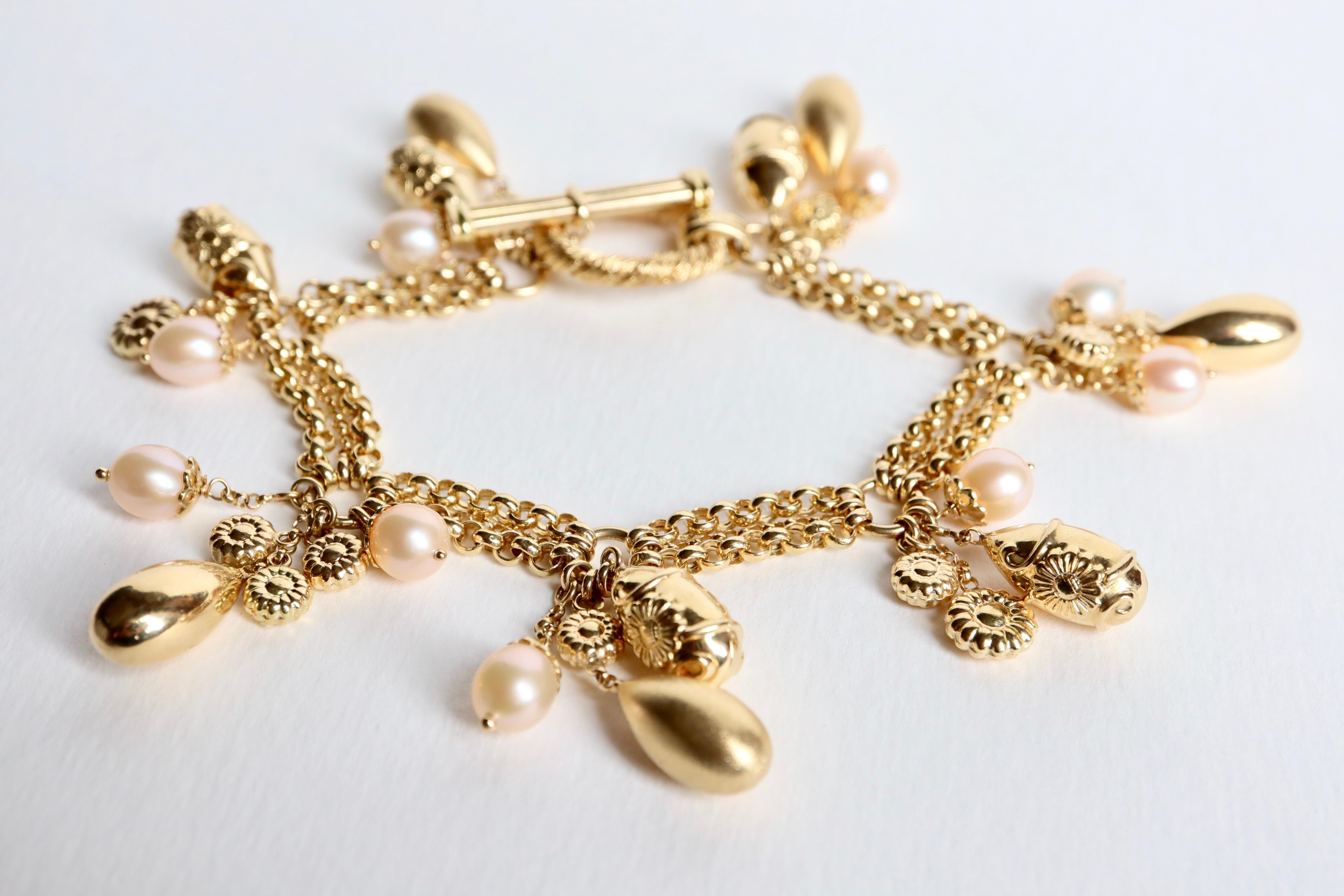 Bracelet à breloques en or jaune 18k et perles Bon état - En vente à Paris, FR