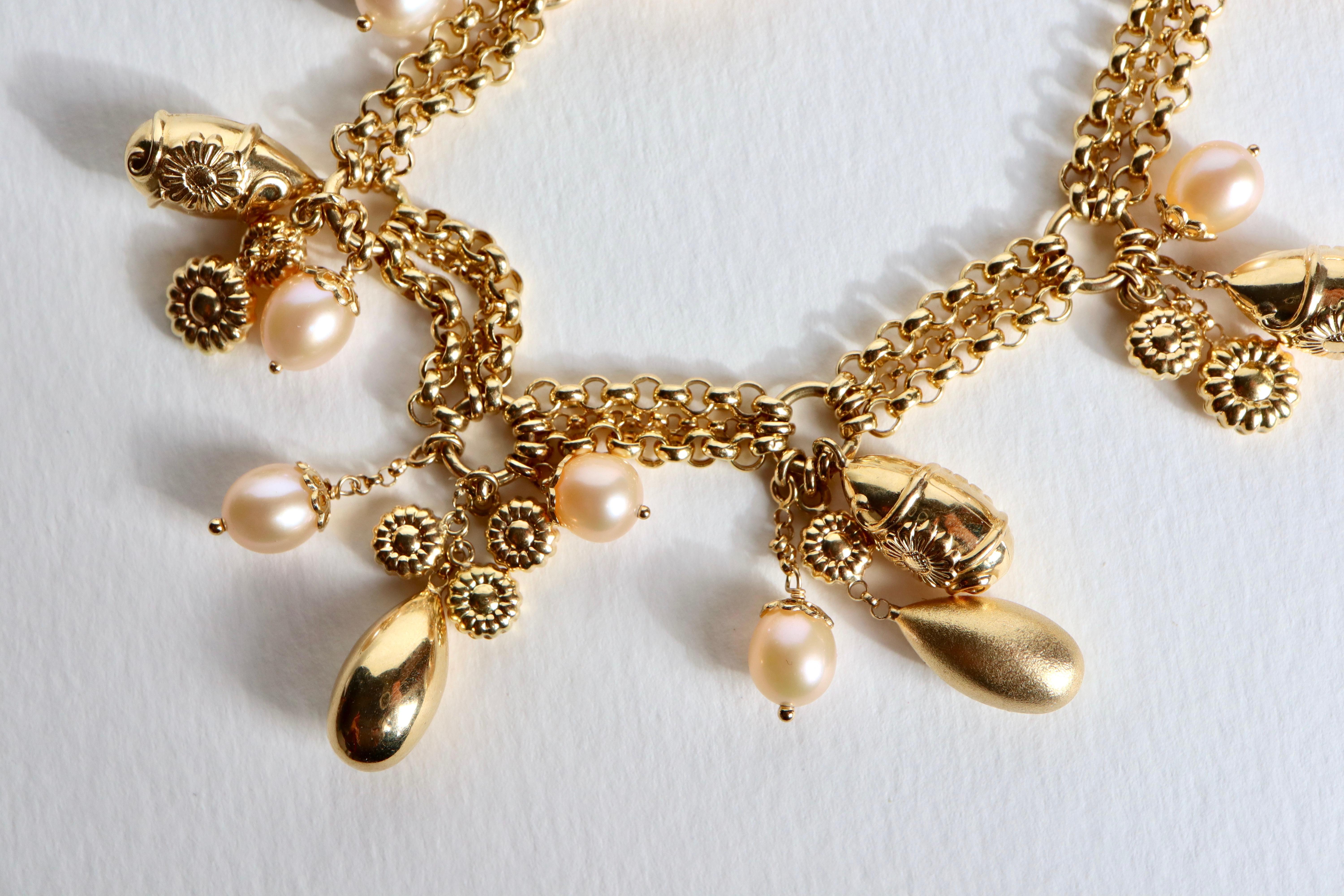 Bracelet à breloques en or jaune 18k et perles Unisexe en vente