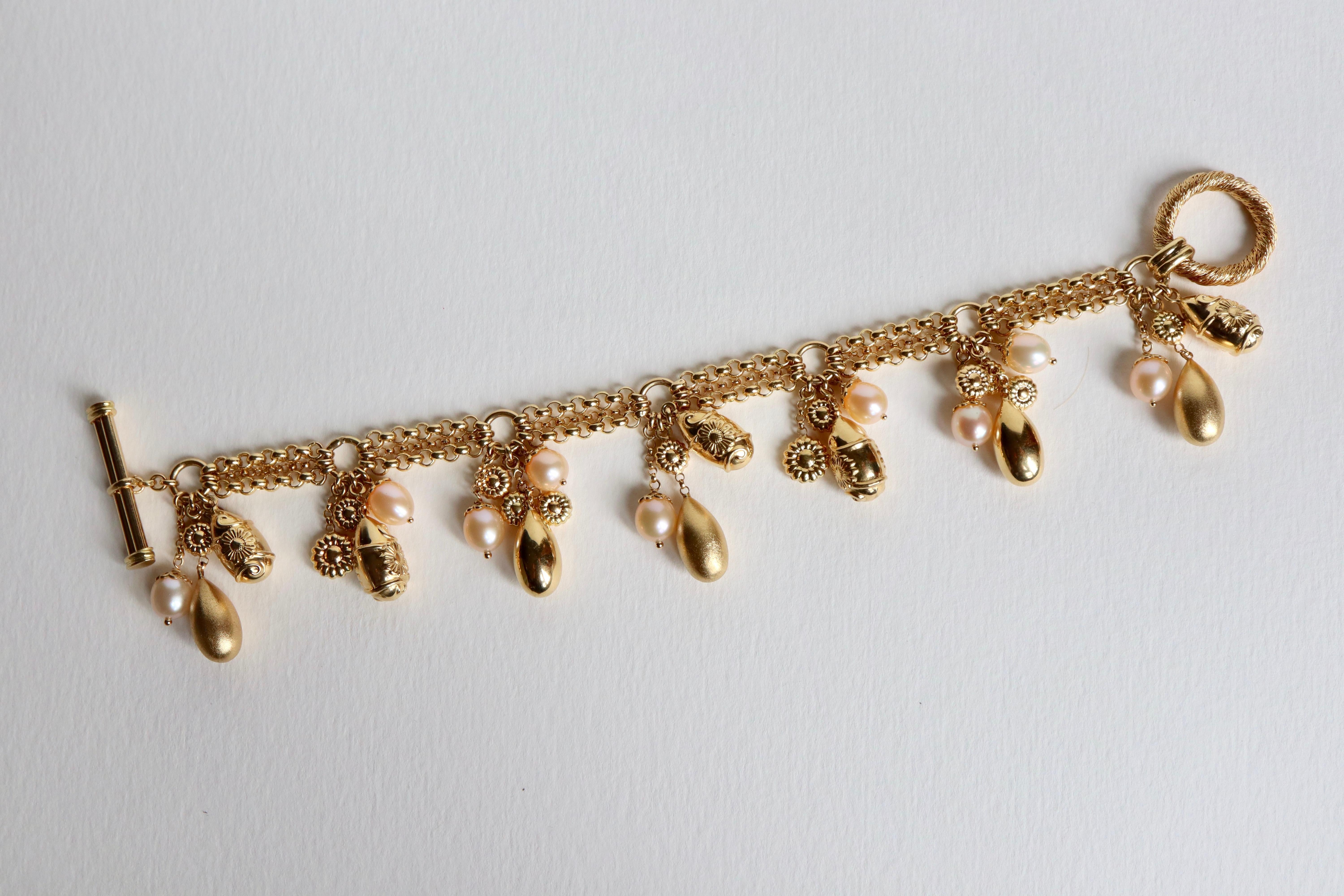Bracelet à breloques en or jaune 18k et perles en vente 2