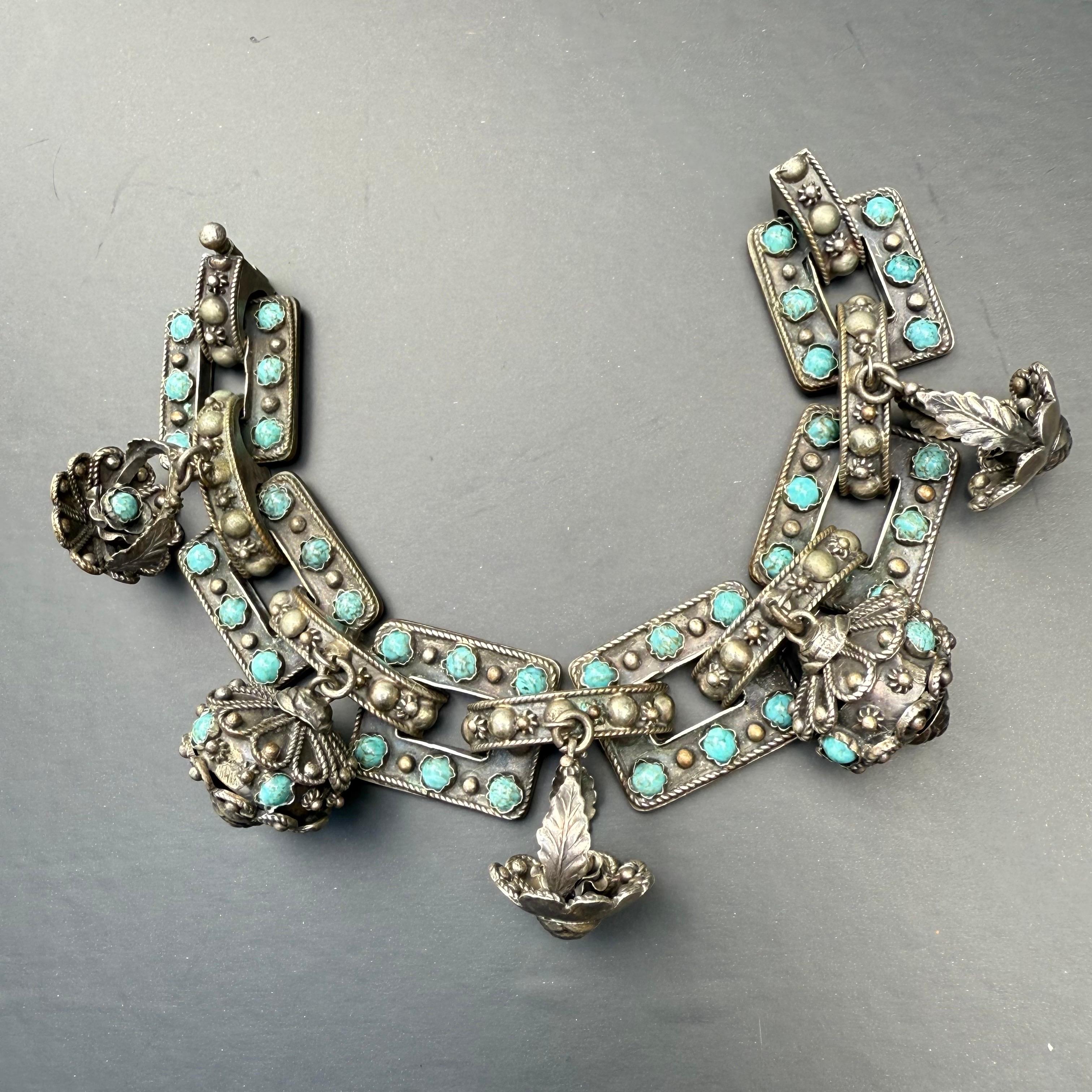 Charme  Bracelet néo- victorien du milieu du siècle dernier, Italie Pour femmes en vente