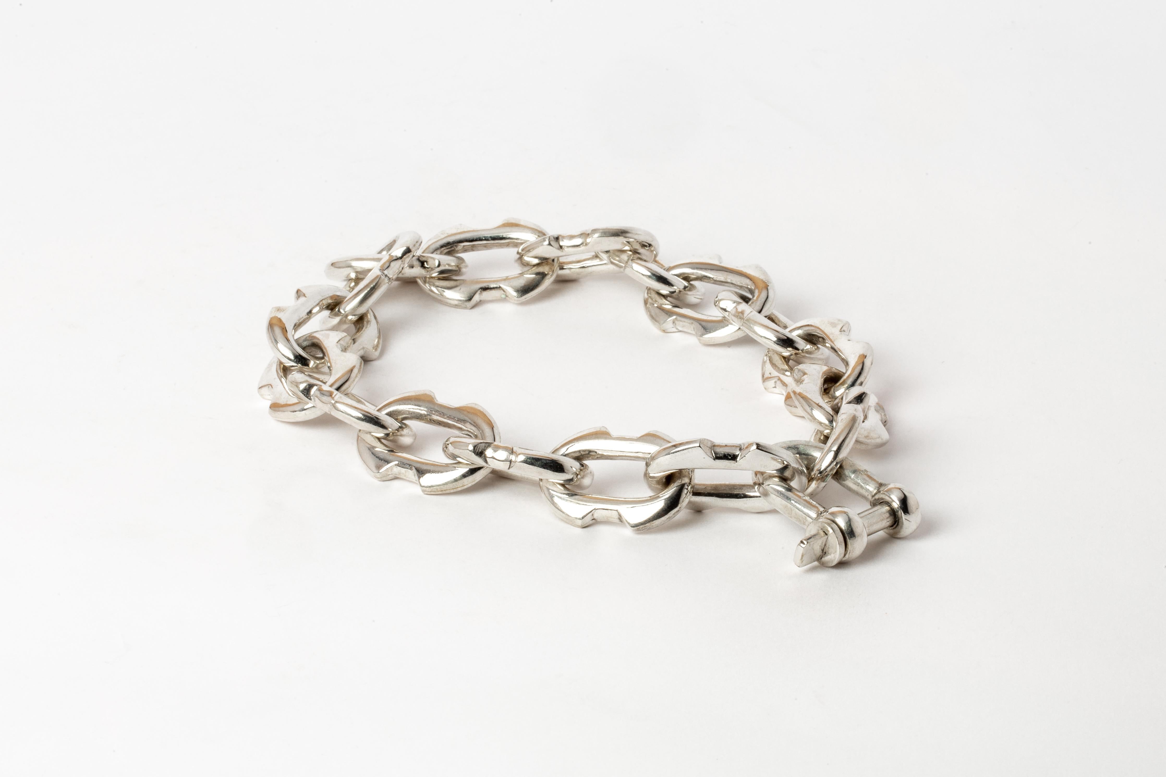 Charm chain necklace in polished sterling silver.
The Charm System is an interrelated group of products that can be mixed and matched or worn individually.
Chain link size (L × H): 33 mm × 24 mm
Chain length: 400 mm
U-bolt (H × W): 35 mm × 23 mm
