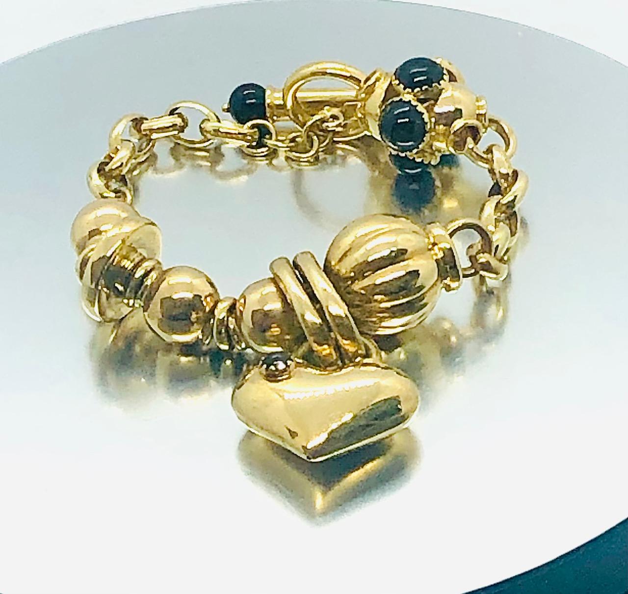 Modern Charm Heart Bracelet with Onyx 18 Karat Yellow Gold