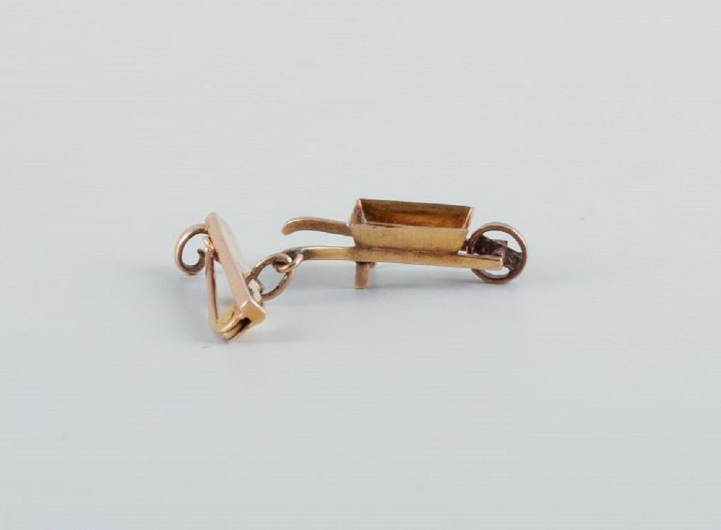 Charm in the form of a wheelbarrow, unknown jeweler.
Stamped 9 carats.
The wheelbarrow itself measures: 23mm. X 13mm.