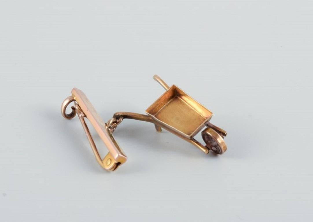 Charm in the Form of a Wheelbarrow, Unknown Jeweler In Excellent Condition For Sale In bronshoj, DK