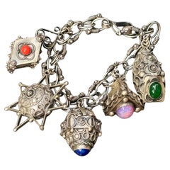 Pulsera relicario con dijes Renacimiento victoriano Mediados de siglo Italia