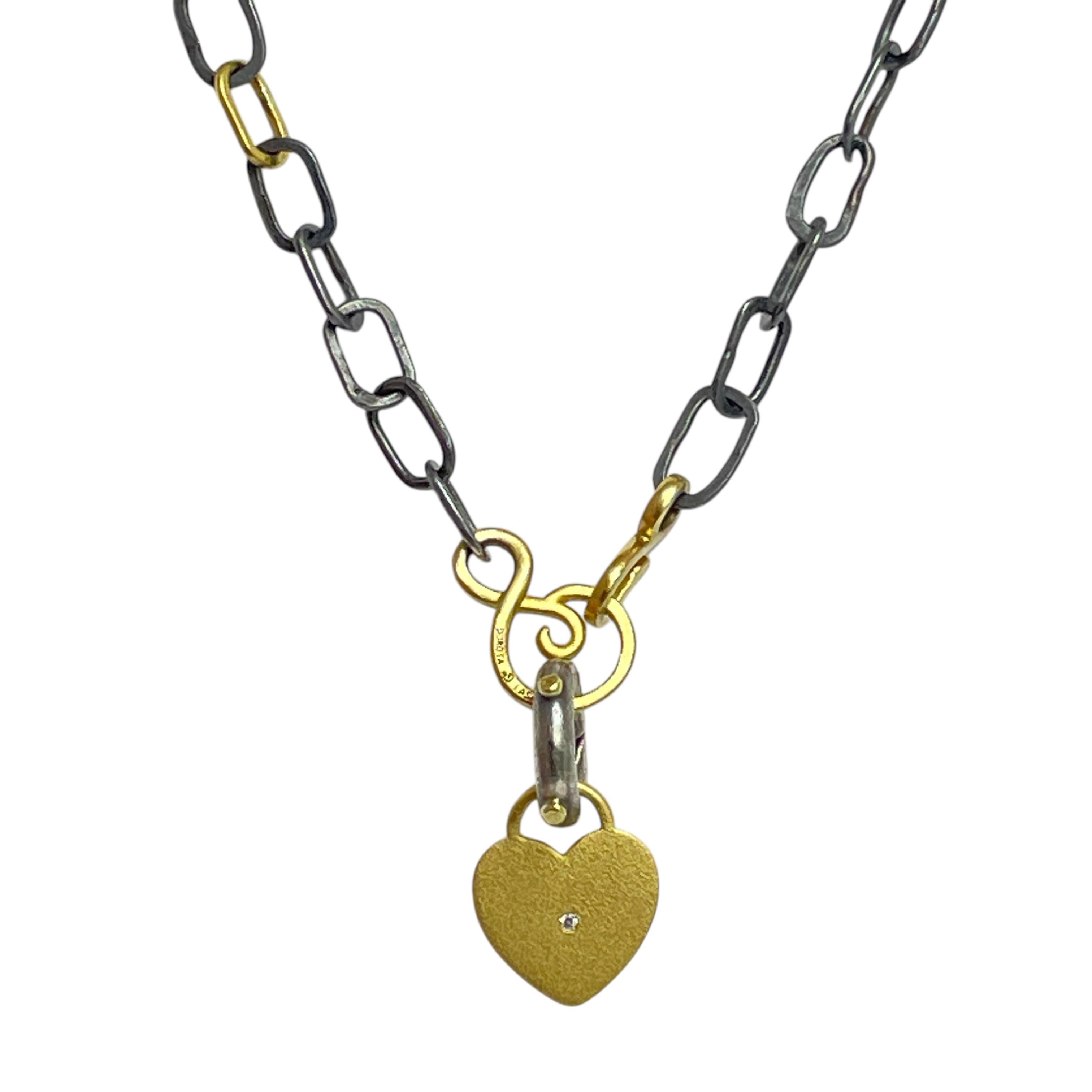 Taglio rotondo Ciondolo a forma di cuore con diamante in oro 22k di DOROTA LASAK in vendita