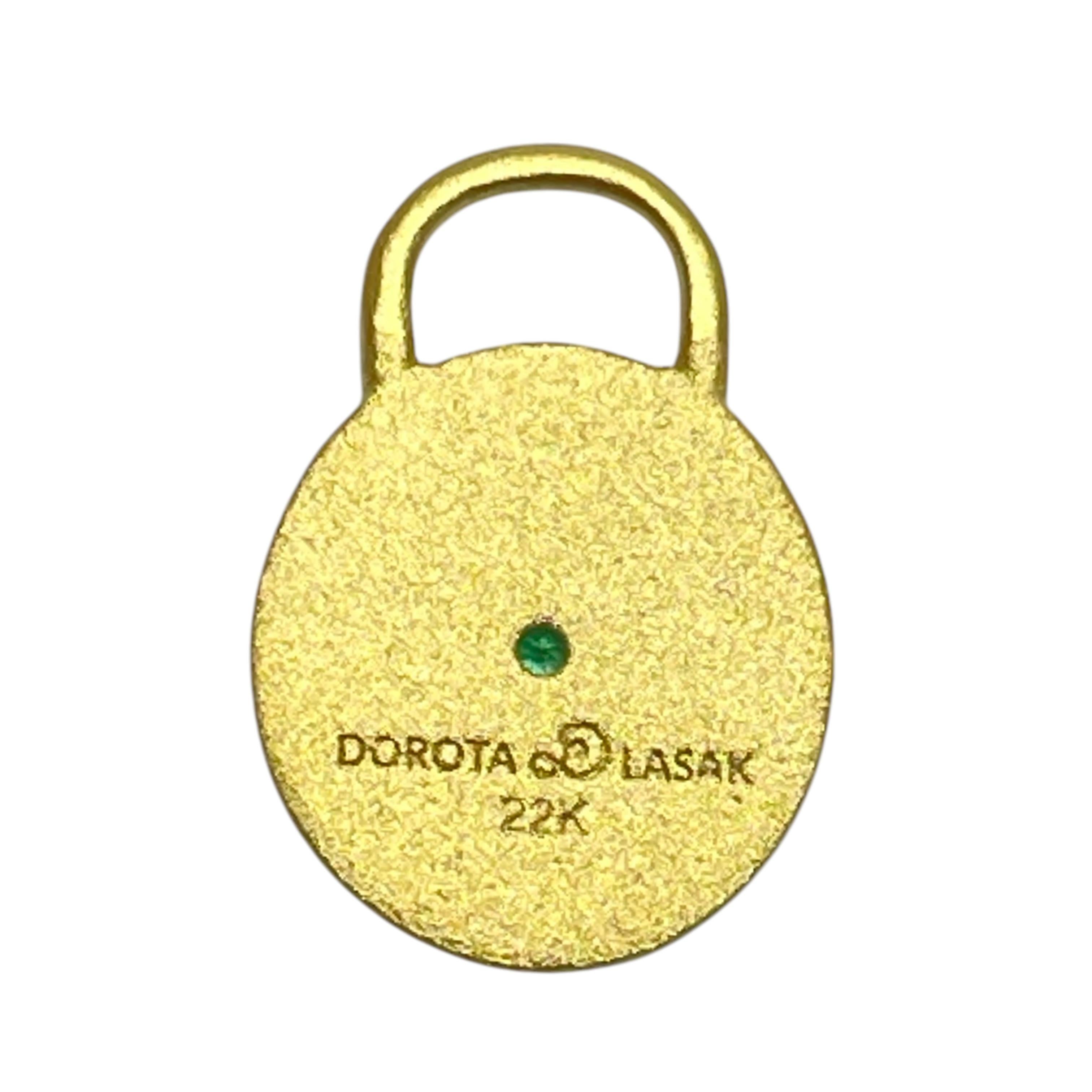 22k gold emerald round charm

DETAILS

• 22k yellow gold 

• emerald

• stamped DOROTA LASAK 22k

• charm only

• 13.5mm