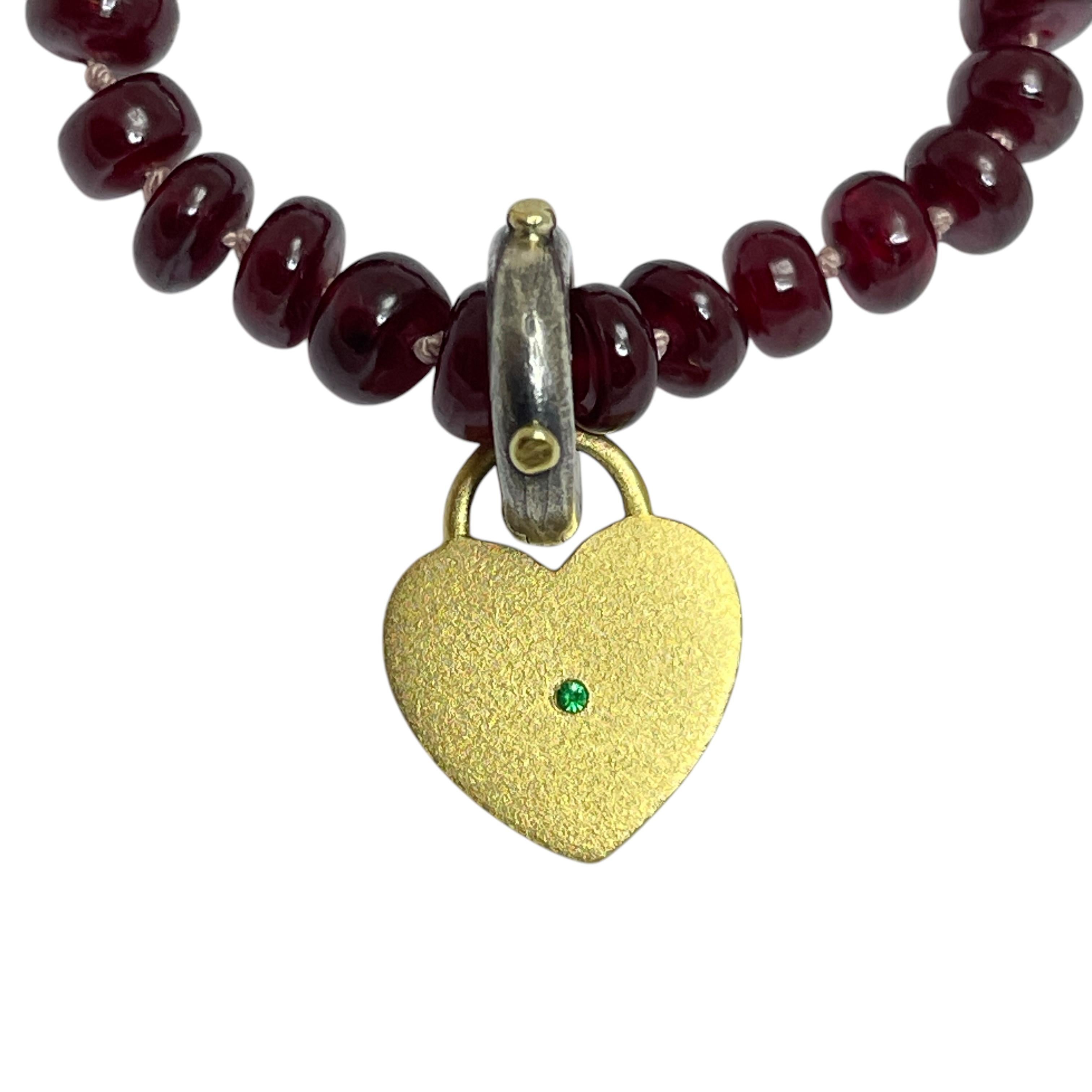 Taglio rotondo Ciondolo a forma di cuore con smeraldo in oro 22k di DOROTA LASAK in vendita