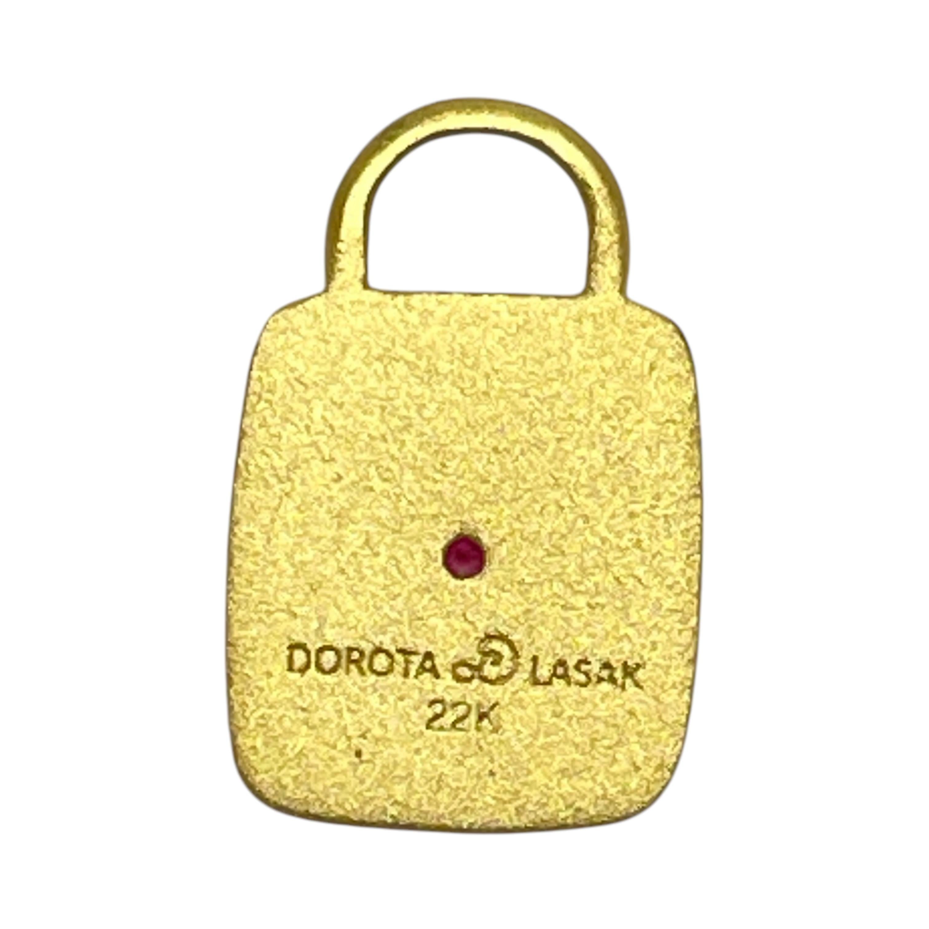 22k gold ruby square charm

DETAILS

• 22k yellow gold 

• ruby

• stamped DOROTA LASAK 22k

• charm only

• 14mm