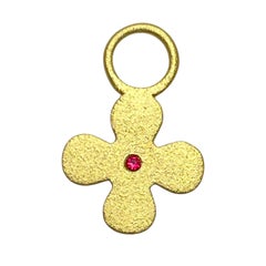 CHARM ME UP 22k Gold Rubin-Blumenanhänger mit Rosenanhänger von DOROTA LASAK
