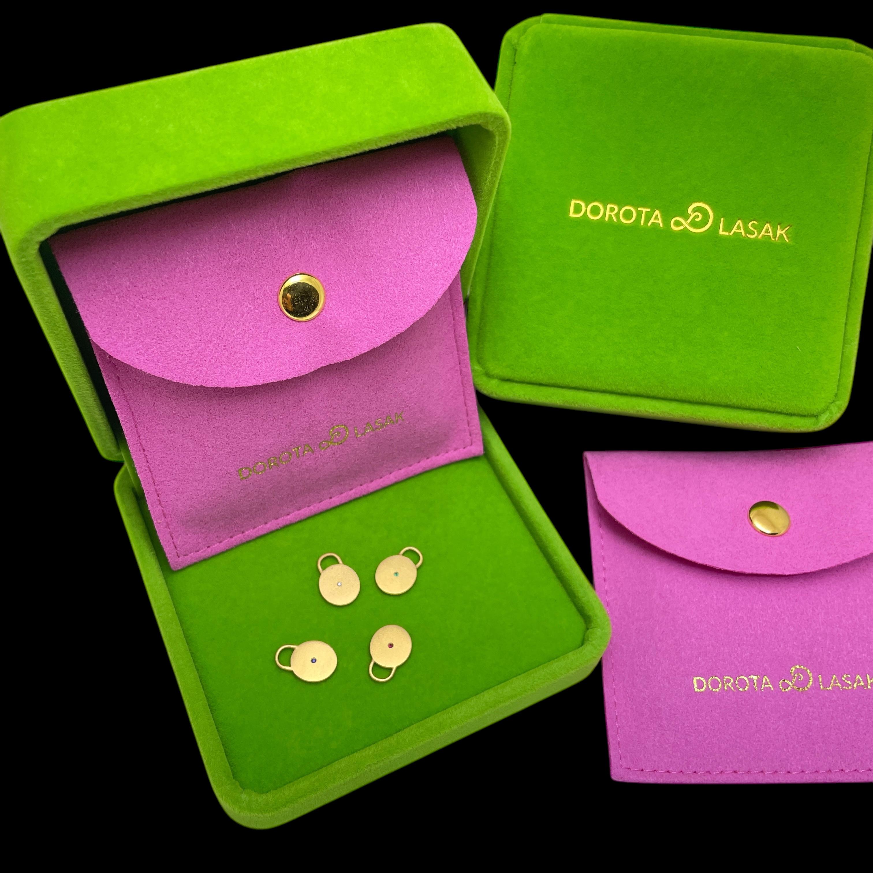 Ciondolo con zaffiro in oro 22k CHARM ME UP di DOROTA LASAK In condizioni Nuovo in vendita a Palos Hills, IL