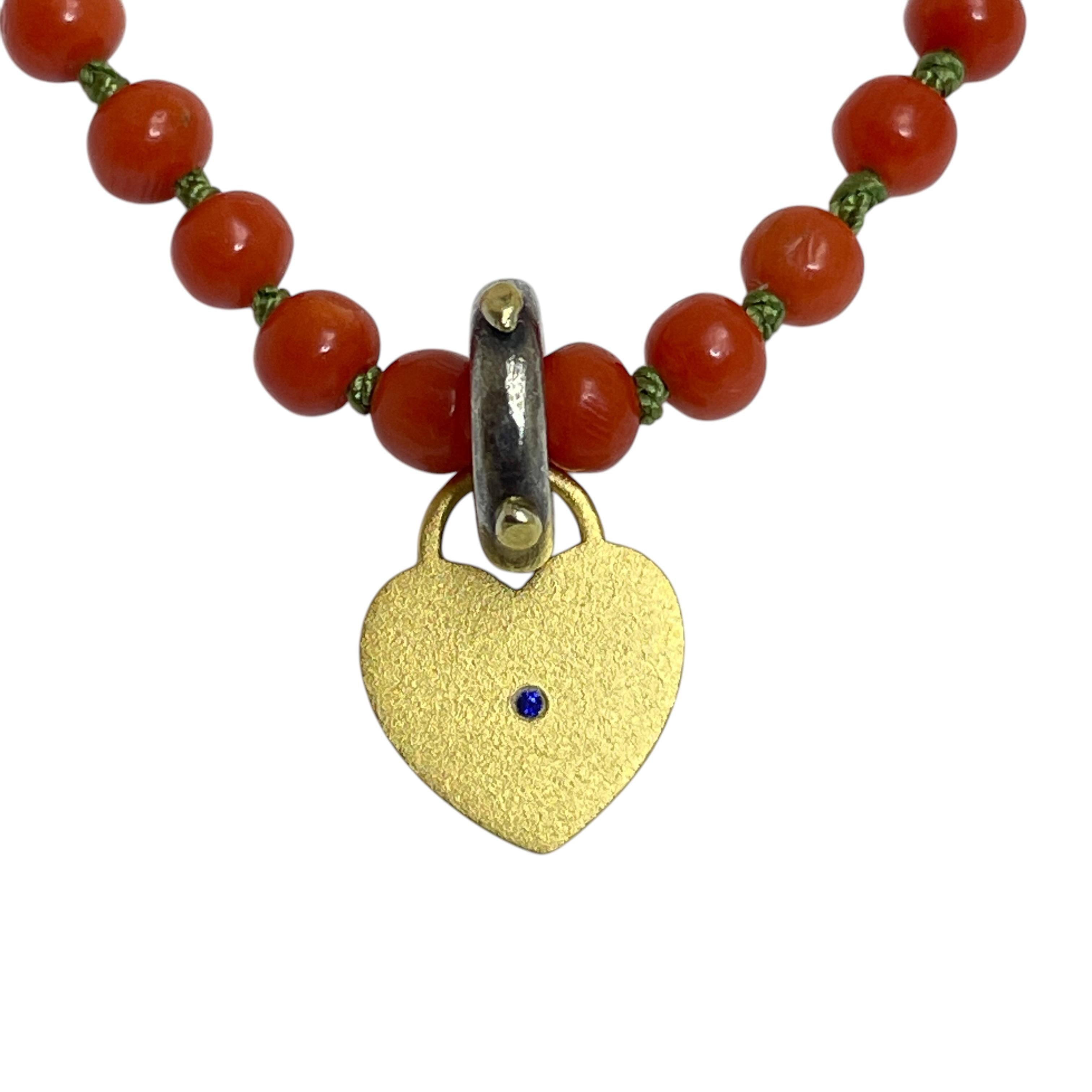 Taglio rotondo CHARM ME UP Ciondolo a cuore con zaffiro in oro 22k di DOROTA LASAK in vendita