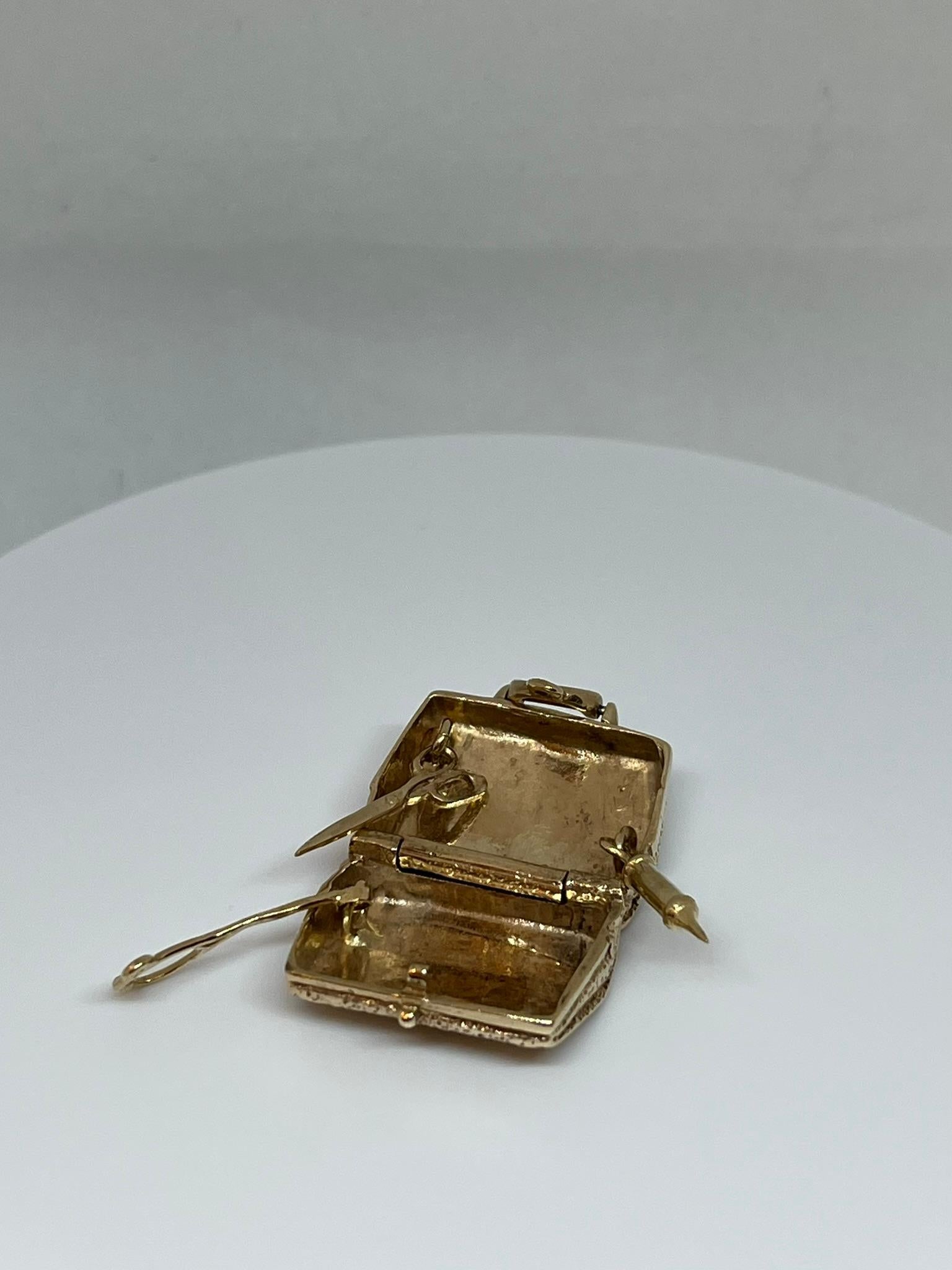 Amuleto de oro de 14 kt para maletín de médico. en venta 1