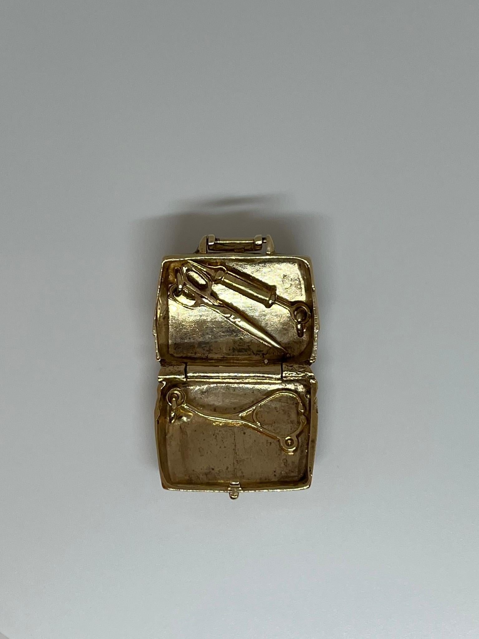 Amuleto de oro de 14 kt para maletín de médico. en venta 2