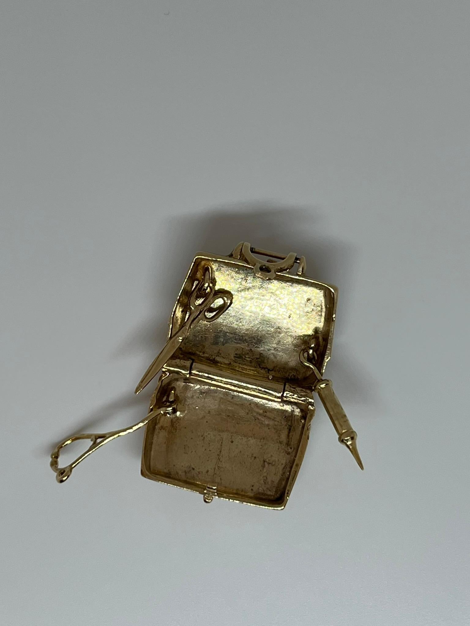 Amuleto de oro de 14 kt para maletín de médico. en venta 3