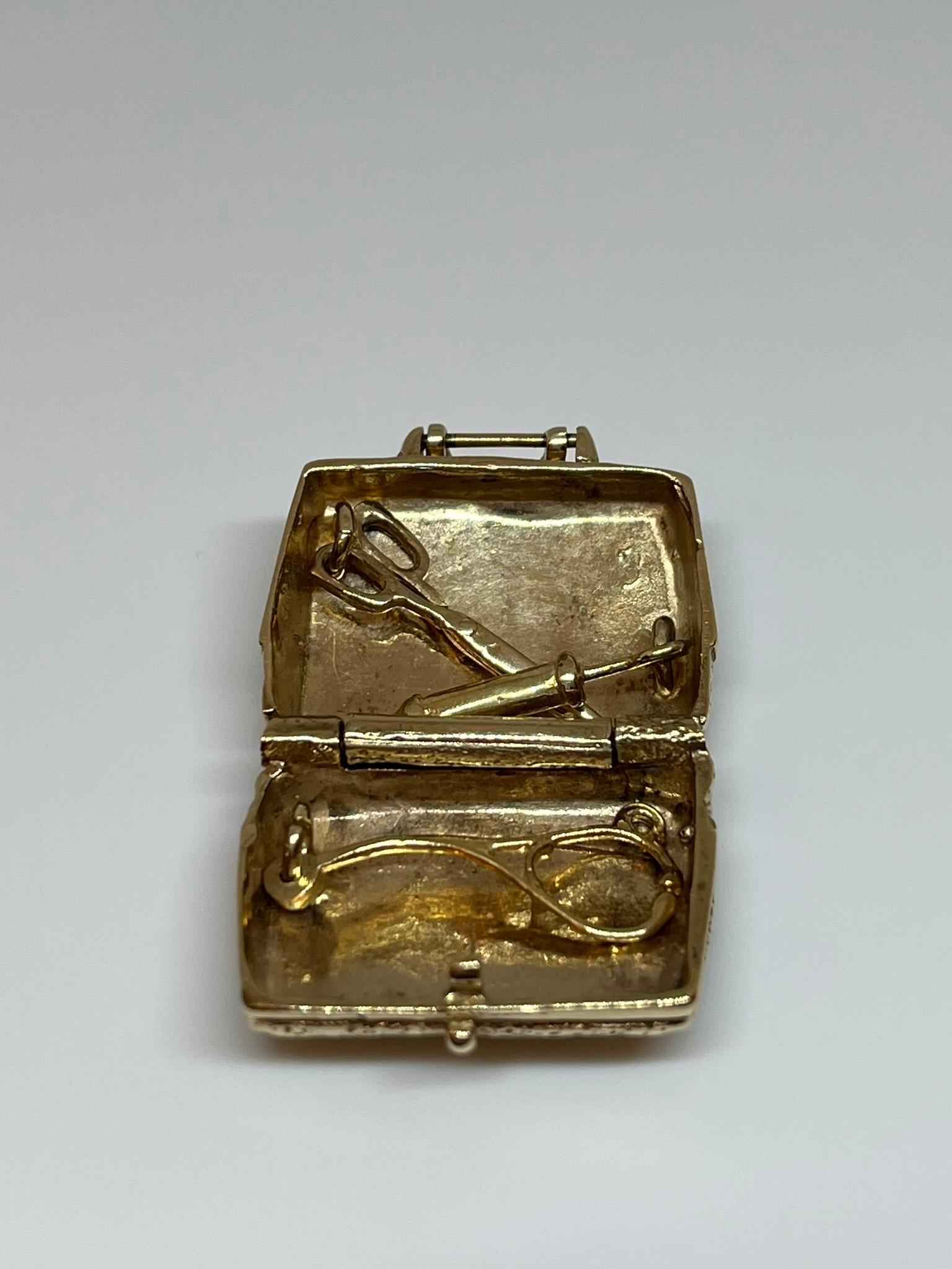 Amuleto de oro de 14 kt para maletín de médico. en venta 4
