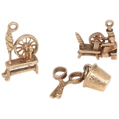 Charm Victorian 9 Karat Gold British Collection Bracelet Spinning Wheel