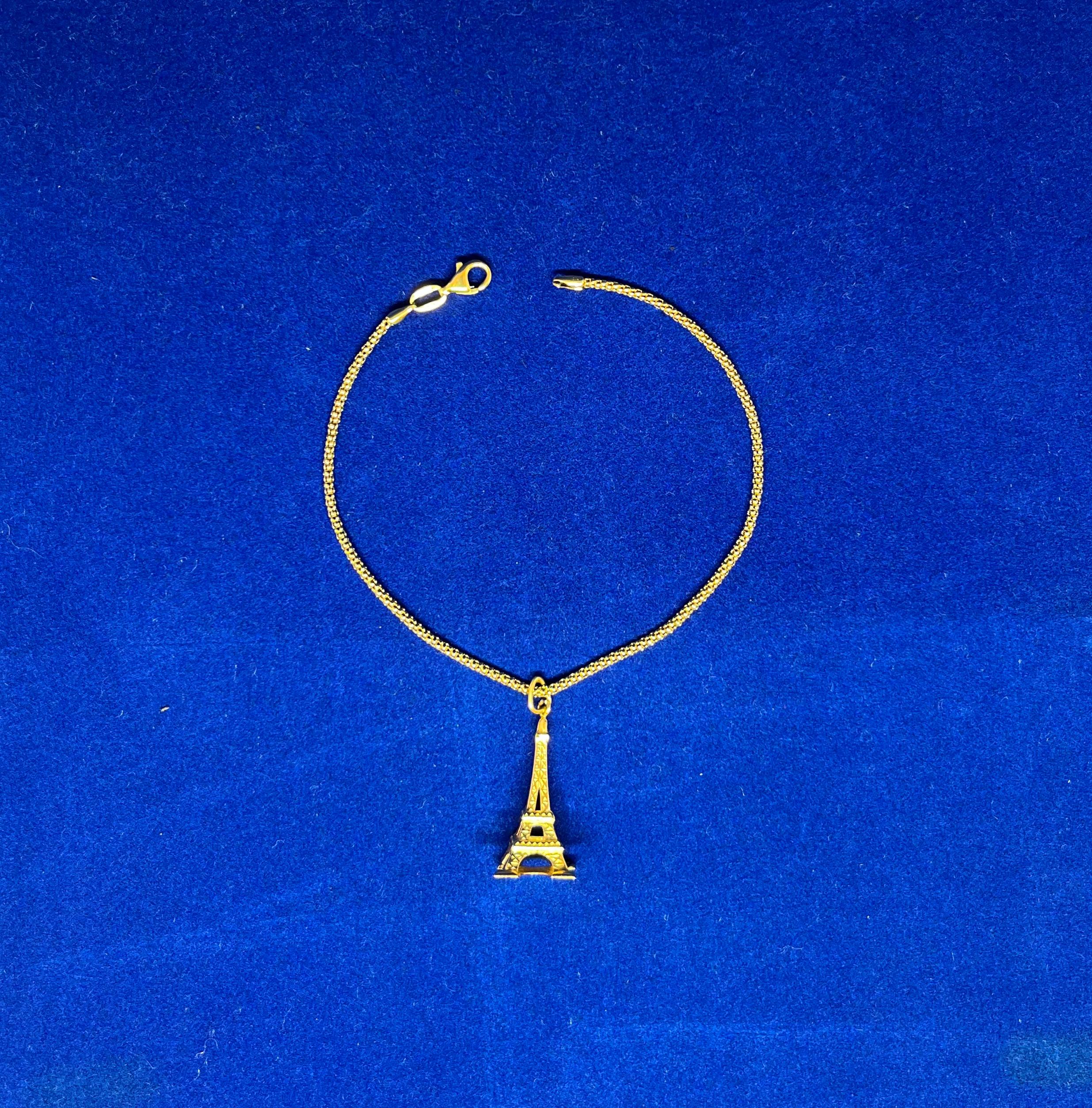 Questo delizioso Charm è una raffinata miniatura della Tour Eiffel, di cui sono incisi i dettagli della complessa architettura. 

Sulla sommità della torre è saldato un anello che permette di attaccarlo ad un braccialetto o ad una collana.

E'