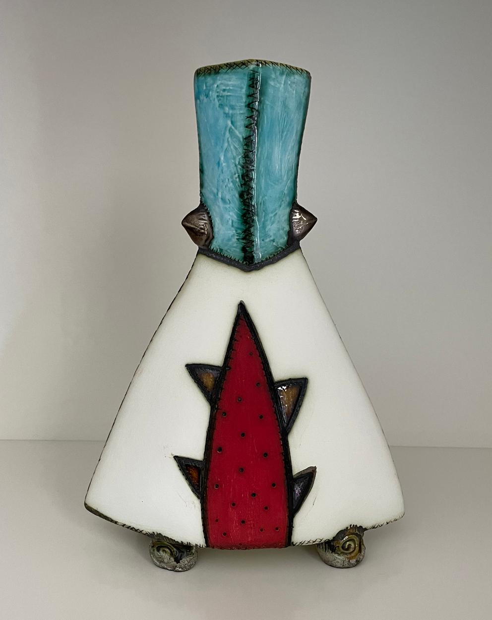 Un petit vase en poterie de la céramiste sud-africaine Charmaine Haines, largement collectionnée, produit en 2020.


Charmaine Haines est née en 1963 à Grahamstown et a suivi la formation de Hylton Nel au Technikon de Port Elizabeth. Elle a