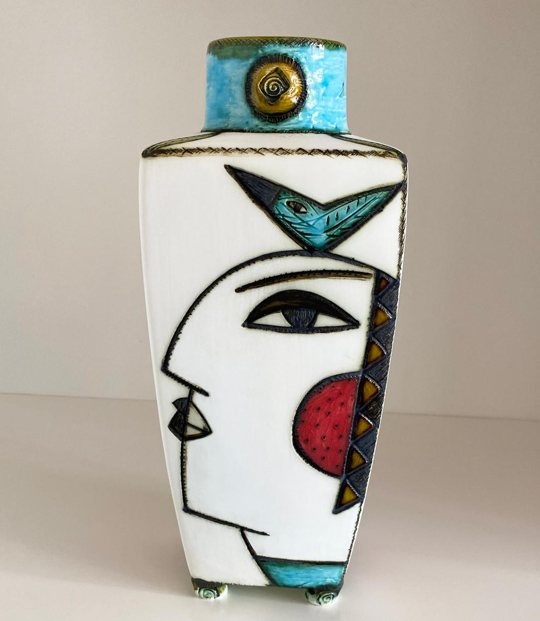 Un grand vase en poterie de la céramiste sud-africaine Charmaine Haines, largement collectionnée, produit en 2020.


Née en 1963 à Grahamstown, Charmaine Haines a suivi la formation de Hylton Nel au Technikon de Port Elizabeth et a obtenu un
