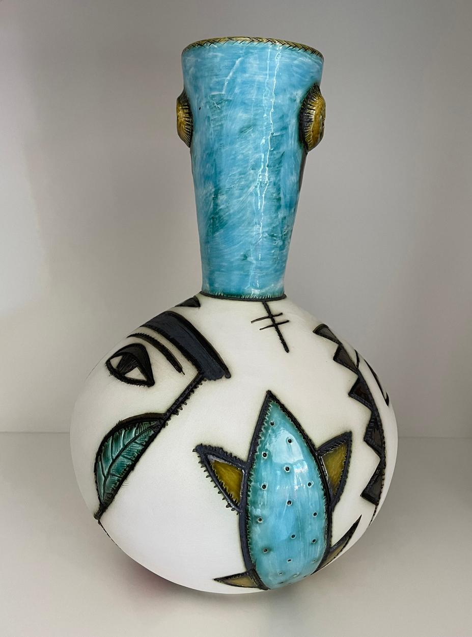 Südafrikanische Kunstkeramik von Charmaine Haines, Vase mit rundem Gesicht und geriffeltem Hals (Handgefertigt) im Angebot