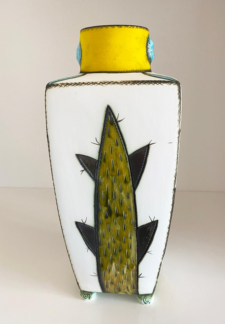 Fait main Poterie d'art sud-africaine, vase carré jaune par Charmaine Haines, Contemporary en vente