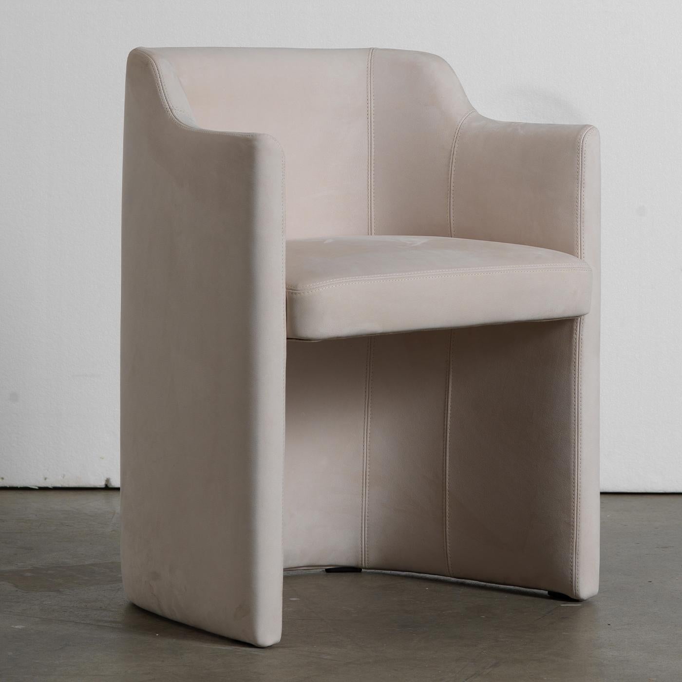 This carefully curated padded armchair is characterized by a Rustico Nabuk Ivory upholstery.