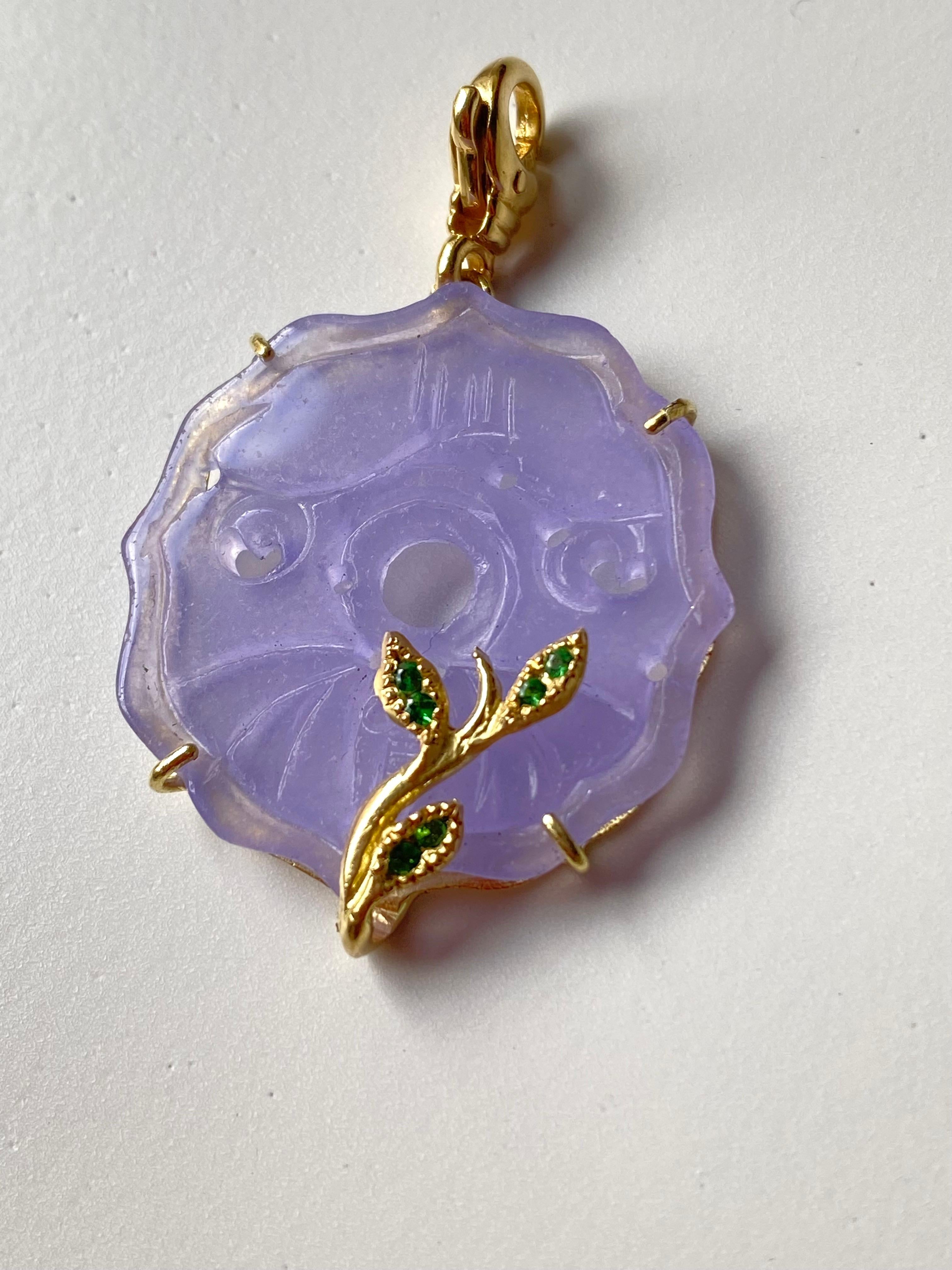 Charm Piece Unique 18k Yellow Gold Rose Quartz Purple Color Flower Pendant For Sale 7
