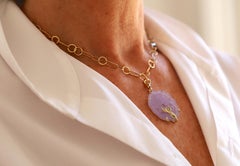 Einzigartiger Blumenanhänger aus 18 Karat Gelbgold mit Rosenquarz und lila Farbe