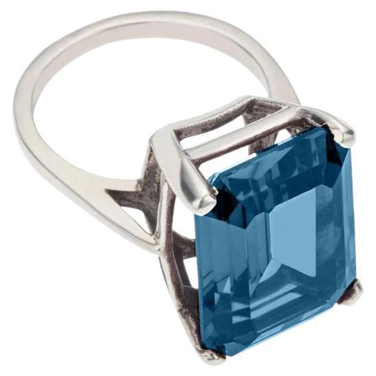 Im Angebot: Charmed by a Cause Zeitgenössischer Cocktail-Ring Sterlingsilber / Blautopas ()