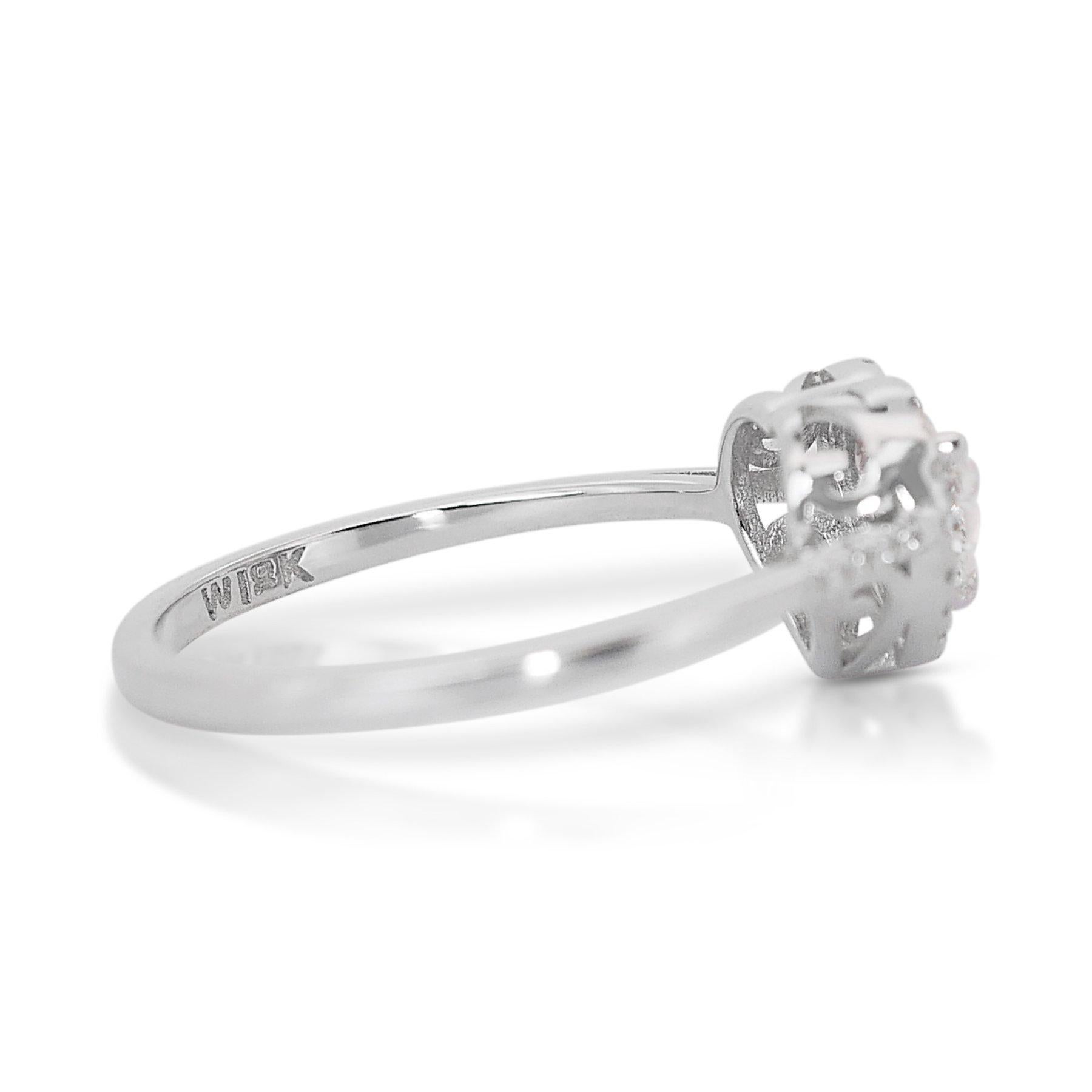 Charming 0.75ct Diamonds Halo Ring in 18k White Gold - IGI Certified In New Condition For Sale In רמת גן, IL