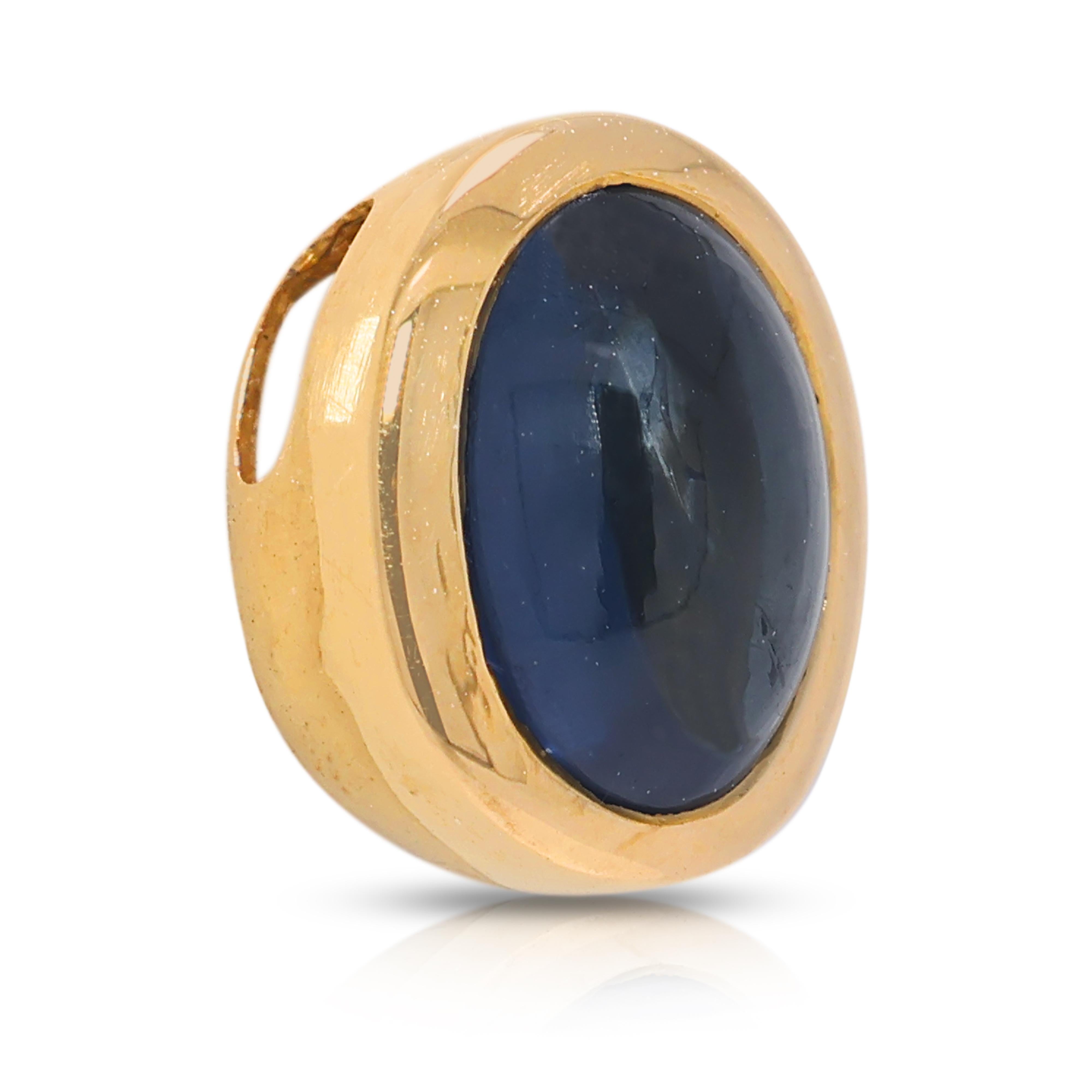 Cabochon Charming 0.8ct Sapphire Pendant in 18K Yellow Gold For Sale